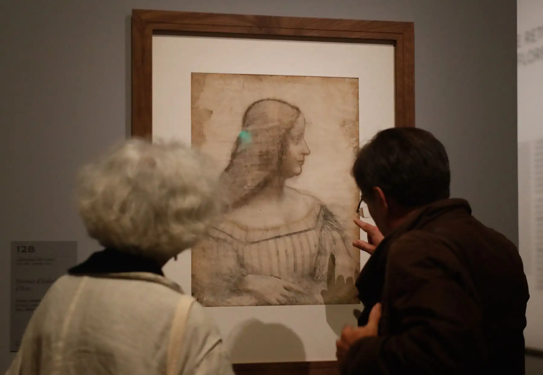 Dos personas miran un dibujo del "Retrato de Isabel de Este" de Leonardo da Vinci, en el museo del Louvre en París. Foto: AFP