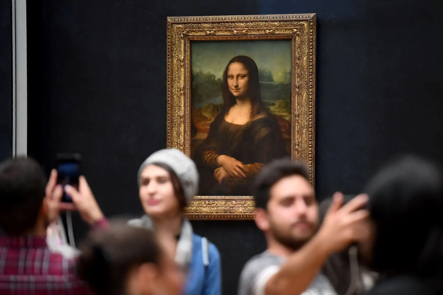 Visitantes toman fotografías frente a La Mona Lisa (La Gioconda) en el Museo del Louvre en París. Foto: AFP