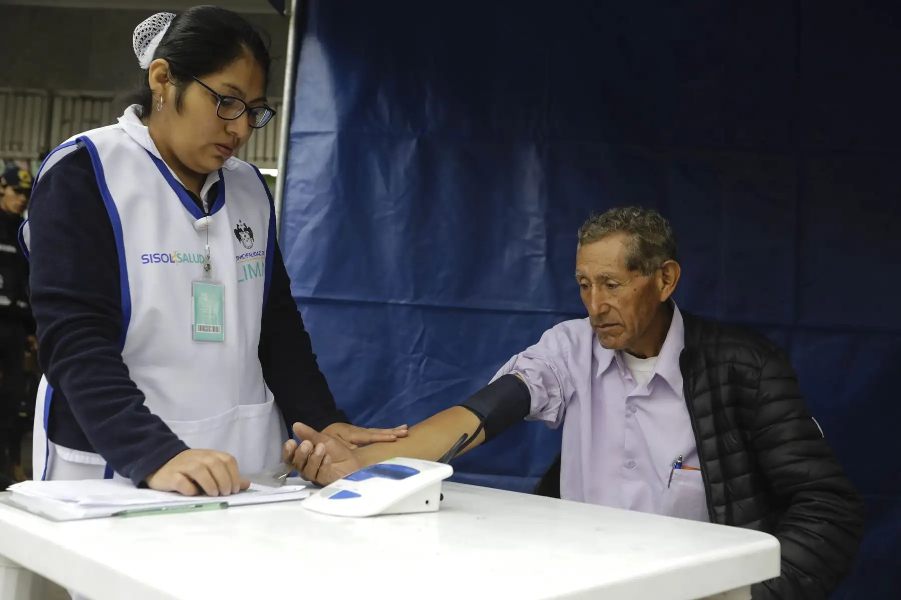 Comerciantes adultos mayores recibieron atención especializada para el despistaje de principales problemas de salud visual, entre otros.