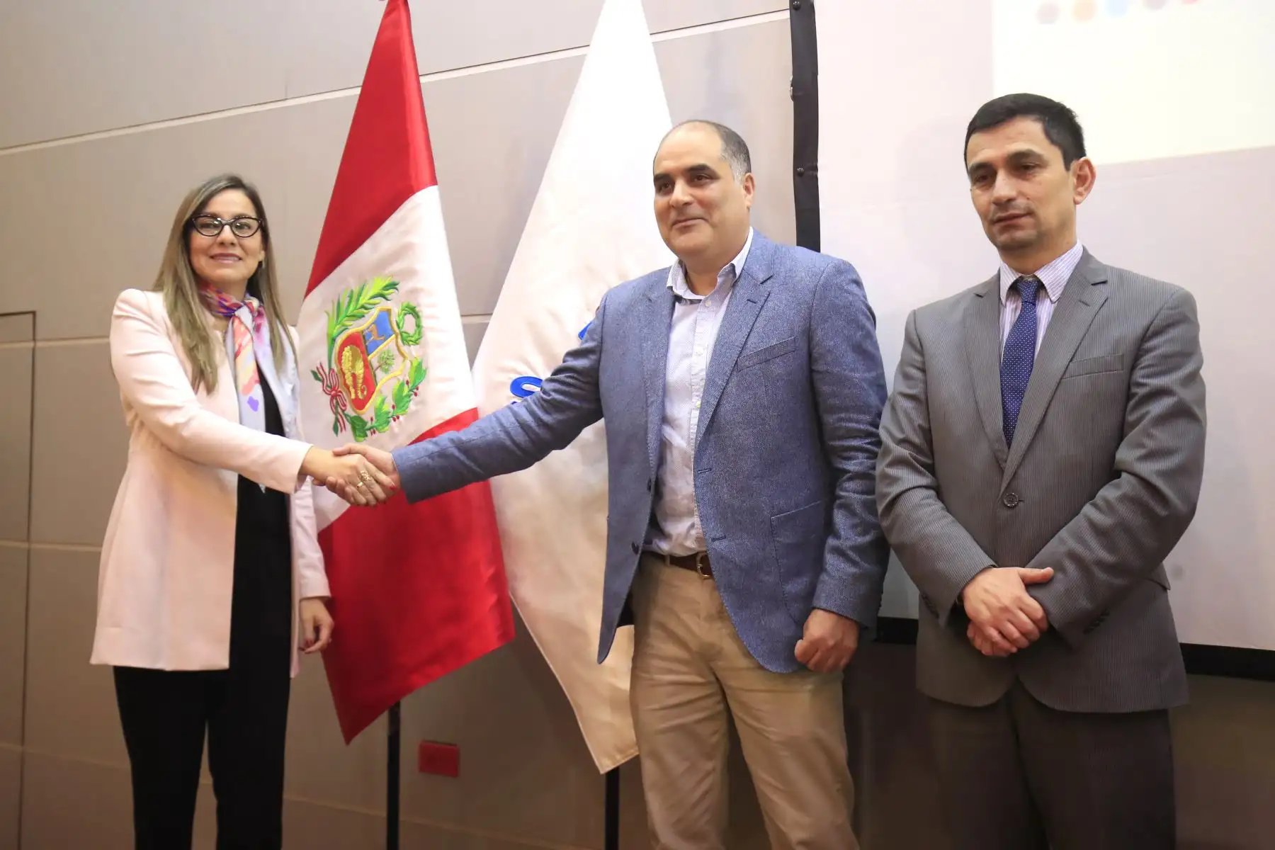 Presentación de Reportes Digitales por parte de SUNAT. De izquierda a derecha:  Claudia Suárez, Superintendenta nacional, Fernando Peña, gerente de créditos Scotiabank, Enrique Vera, superintendente nacional de tributos internos.


Foto: ANDINA/Juan Carlos Guzmán Negrini