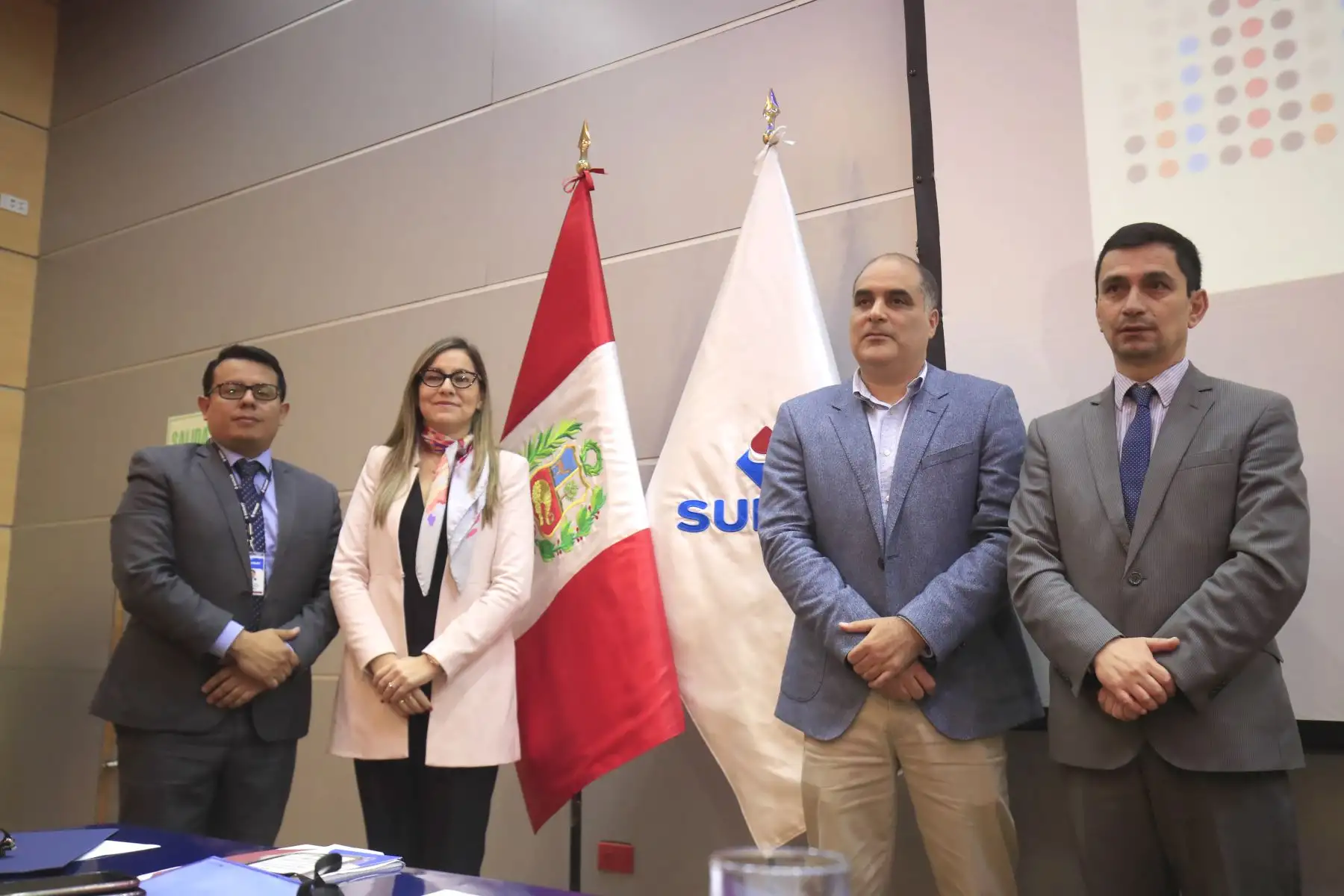 Presentación de Reportes Digitales por parte de SUNAT. De izquierda a derecha: Palmer de la Cruz, intendente nacional de estrategias y riesgos, Claudia Suárez, Superintendenta nacional, Fernando Peña, gerente de créditos Scotiabank, Enrique Vera, superintendente nacional de tributos internos.



Foto: ANDINA/Juan Carlos Guzmán Negrini