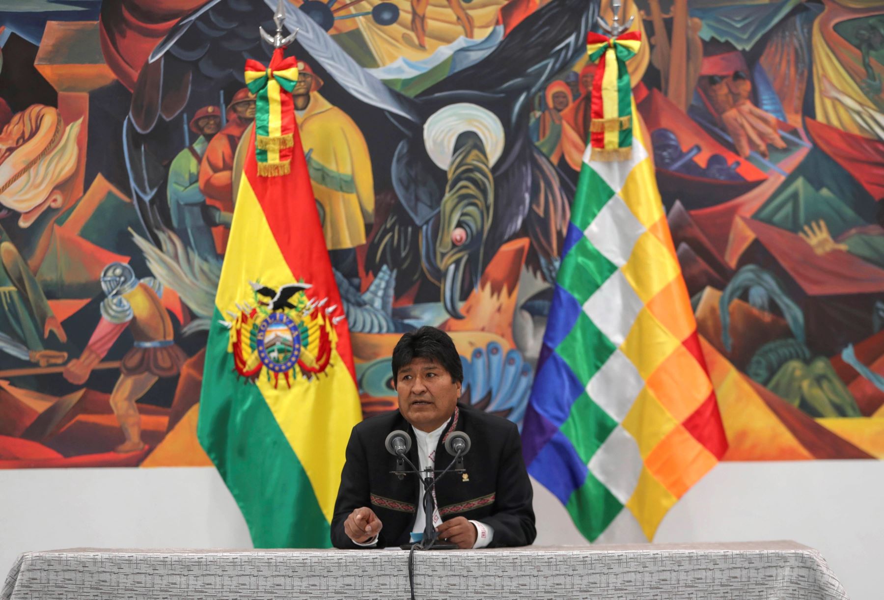 El presidente de Bolivia, Evo Morales, en una comparecencia hoy miércoles ante los medios en La Paz tras dos días de protestas en el país por la sospecha de un fraude electoral a su favor. Foto: EFE