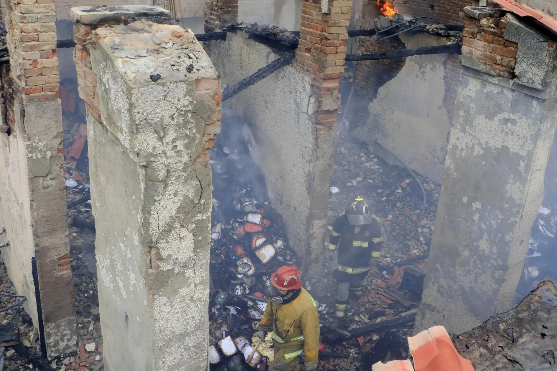 Bomberos combaten este miércoles el incendio causado por desconocidos en el edificio del Tribunal Departamental Electoral o en Santa Cruz (Bolivia). Foto: EFE