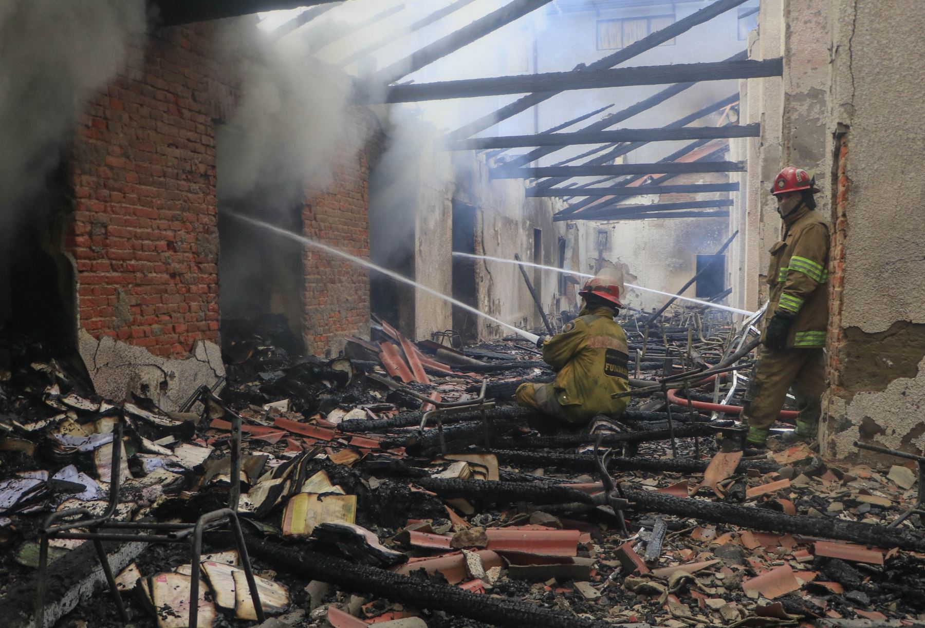 Bomberos combaten este miércoles el incendio causado por desconocidos en el edificio del Tribunal Departamental Electoral o en Santa Cruz (Bolivia). Foto: EFE