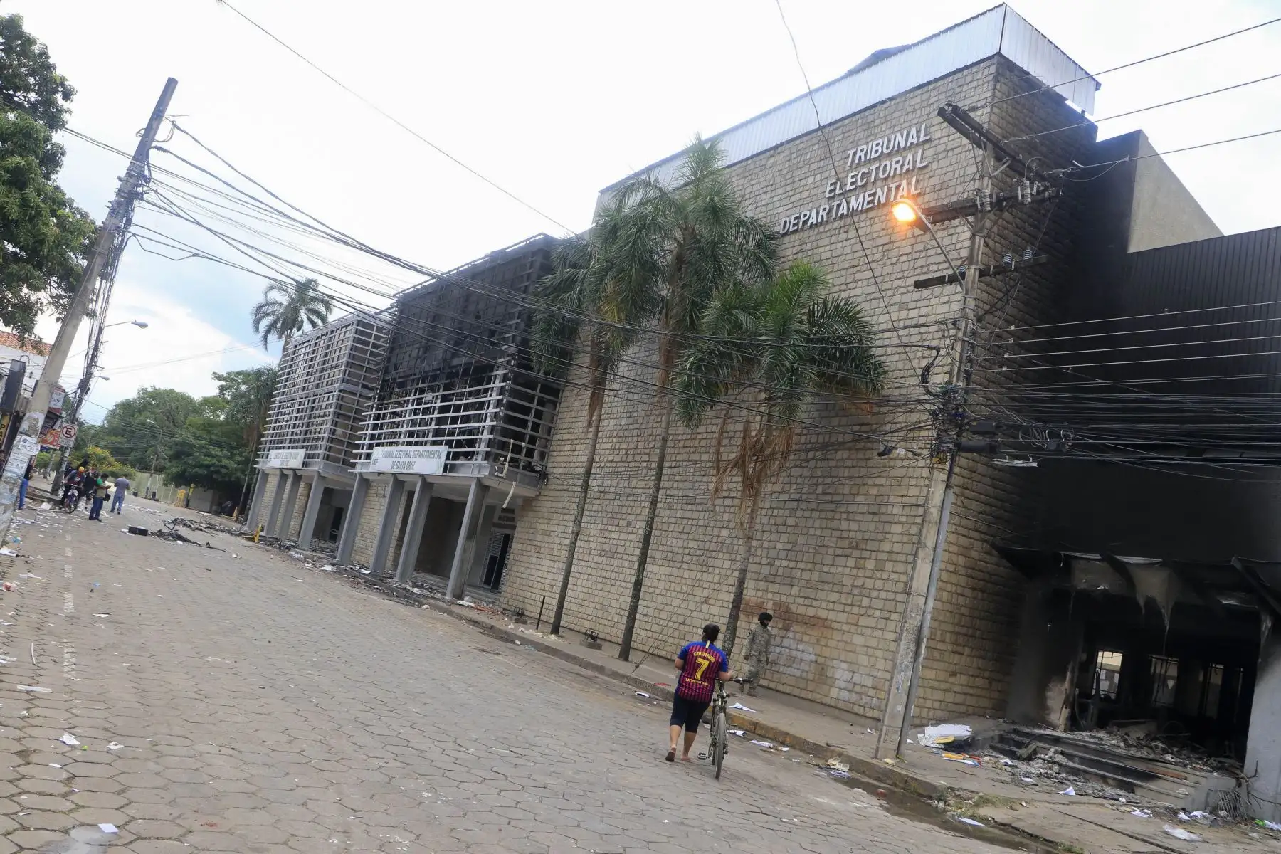 Incendio causado por desconocidos en el edificio del Tribunal Departamental Electoral en Santa Cruz (Bolivia). Foto: EFE