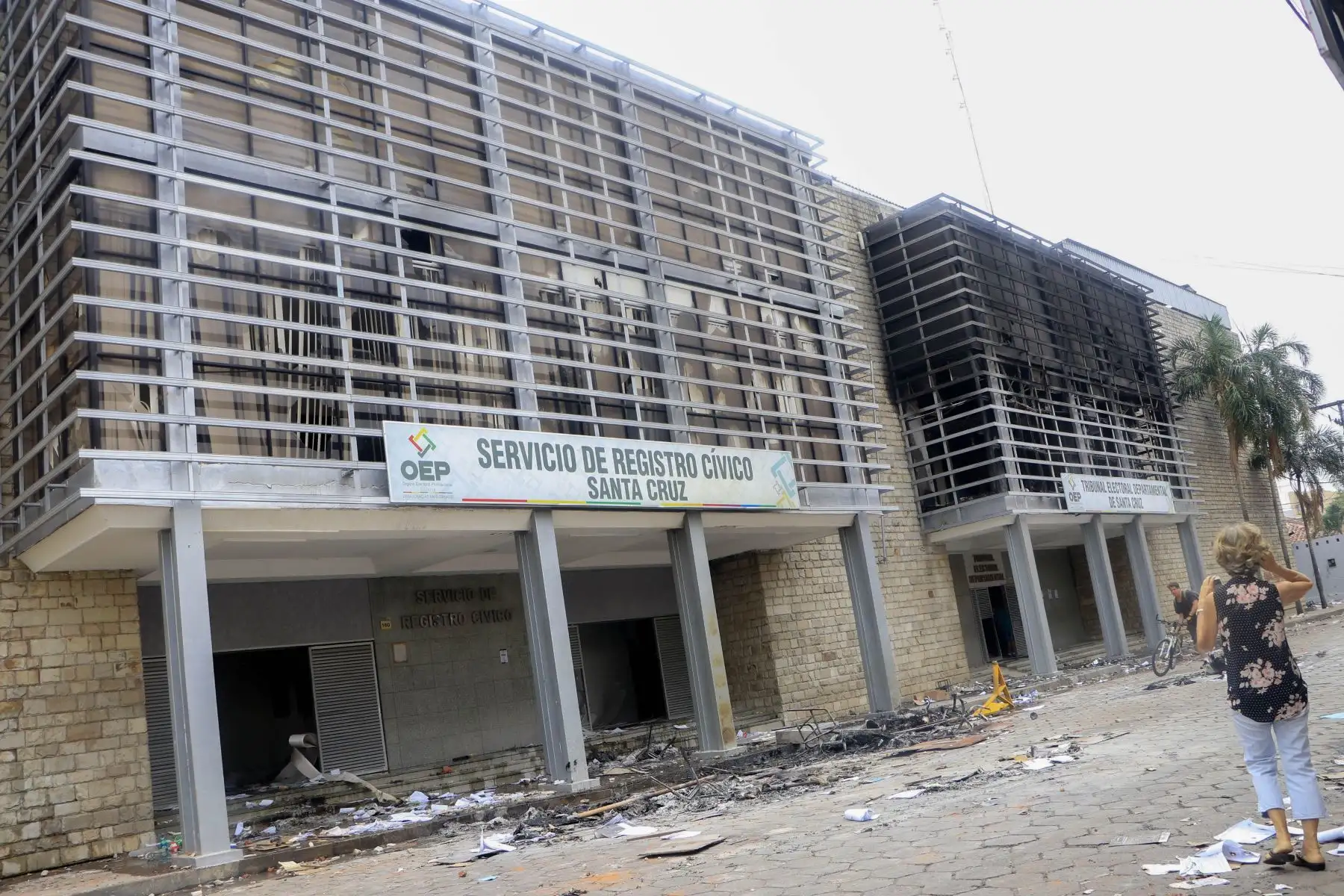 Incendio causado por desconocidos en el edificio del Tribunal Departamental Electoral en Santa Cruz (Bolivia). Foto: EFE