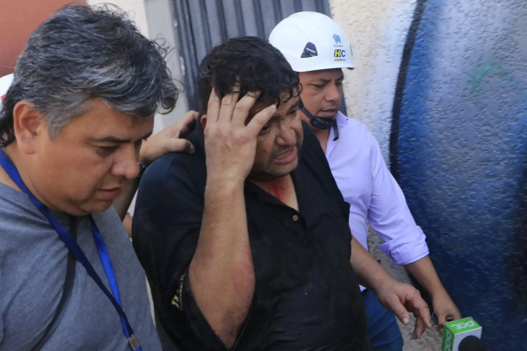 Dos hombres ayudan a un herido durante los disturbios ocasionados en medio de la huelga nacional convocada por sectores ciudadanos contrarios a la reelección del presidente boliviano, Evo Morales en Santa Cruz (Bolivia). Foto: EFE