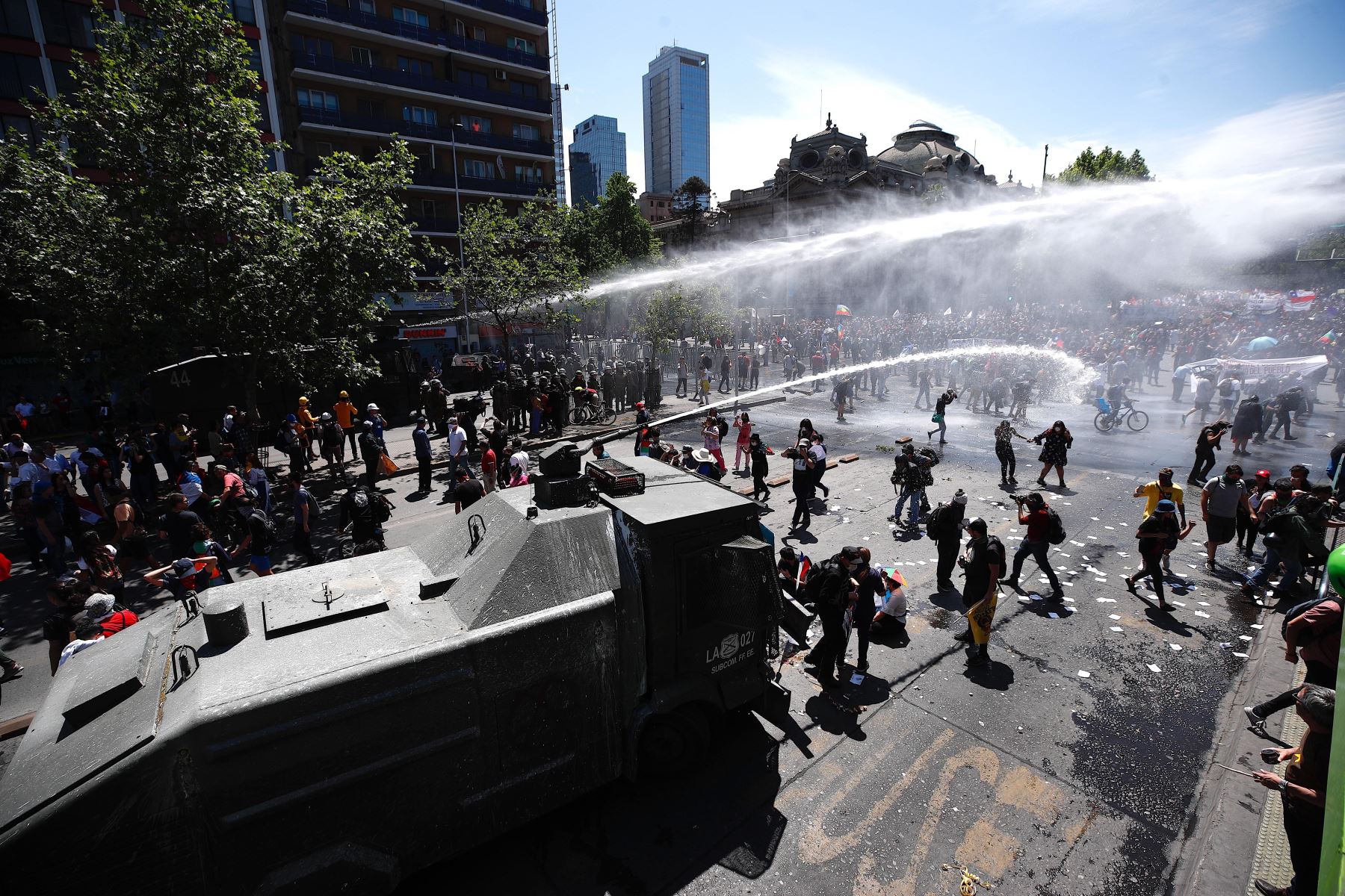 La policía intenta dispersar a los manifestantes con agua durante el sexto día consecutivo de protestas contra el Gobierno en el centro de Santiago de Chile. Foto: EFE