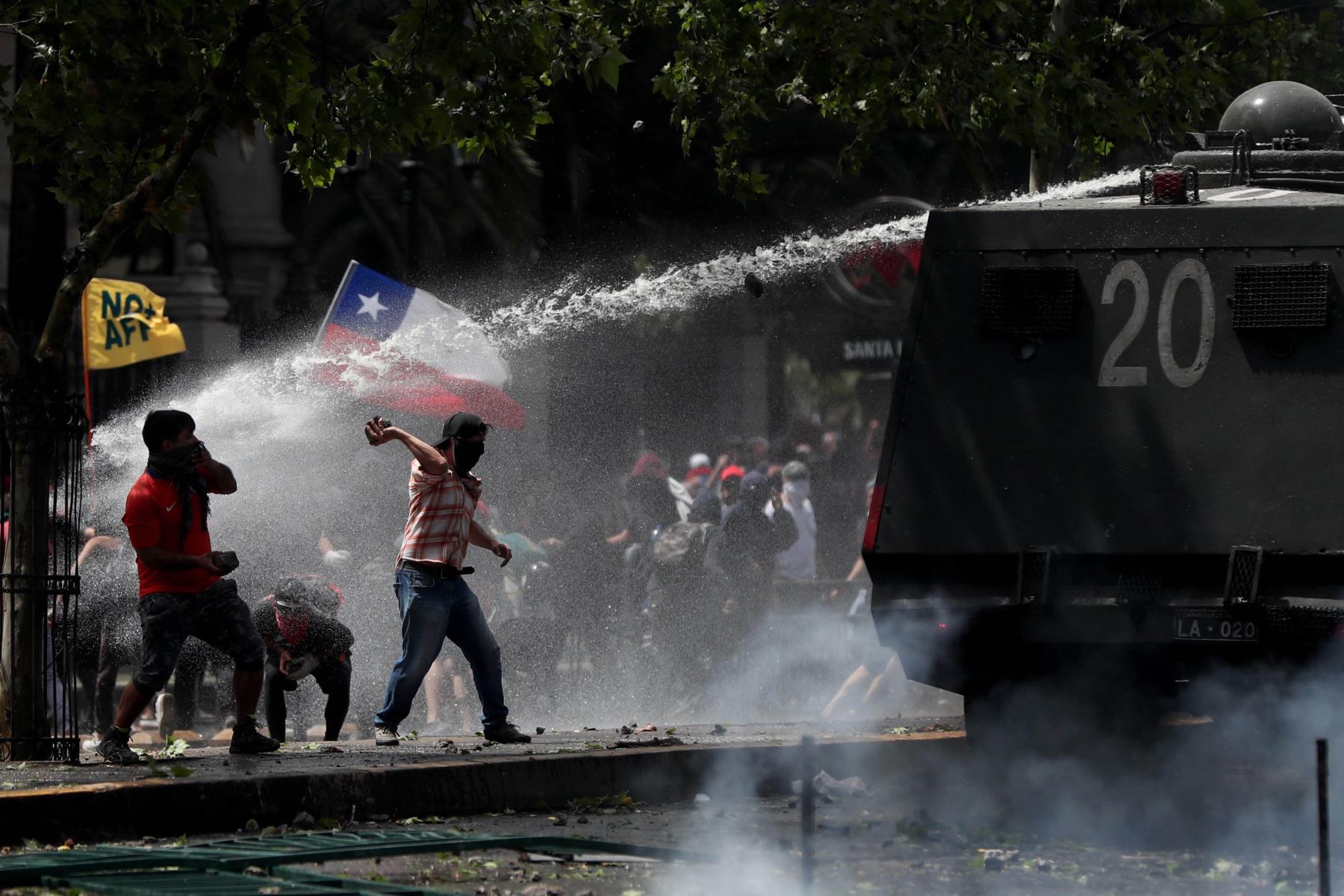 La policía intenta dispersar a los manifestantes con agua durante el sexto día consecutivo de protestas contra el Gobierno en el centro de Santiago de Chile. Foto: EFE