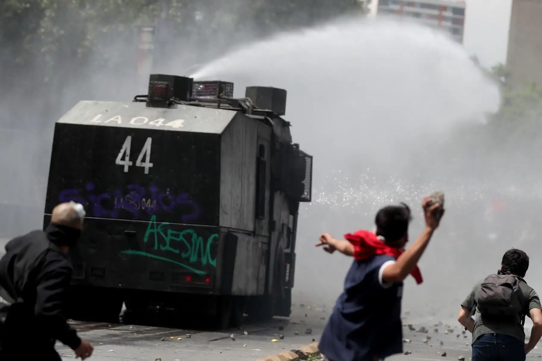 La policía intenta dispersar a los manifestantes con agua durante el sexto día consecutivo de protestas contra el Gobierno en el centro de Santiago de Chile. Foto: EFE