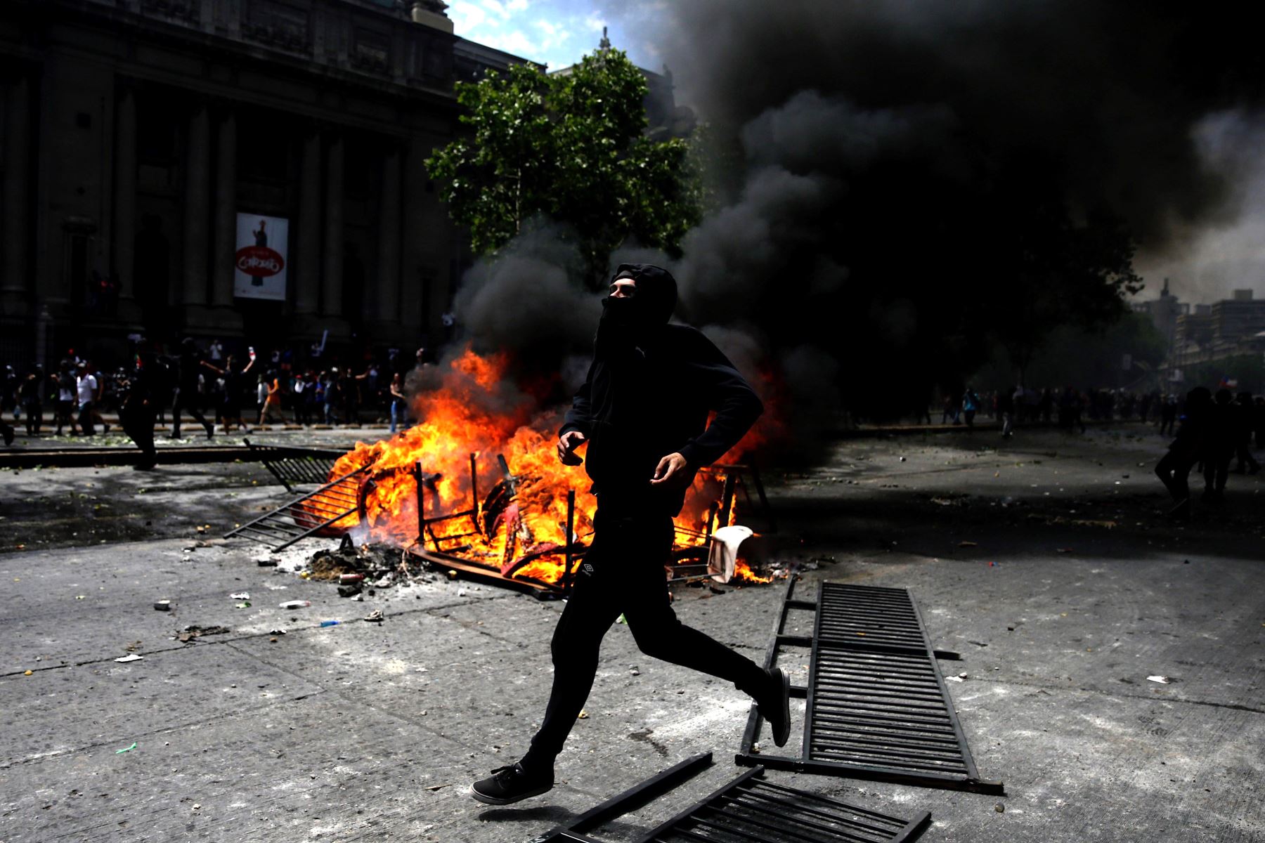Manifestantes se enfrentan con la policía durante el sexto día de protestas contra el Gobierno en el centro de Santiago (Chile). Foto: EFE