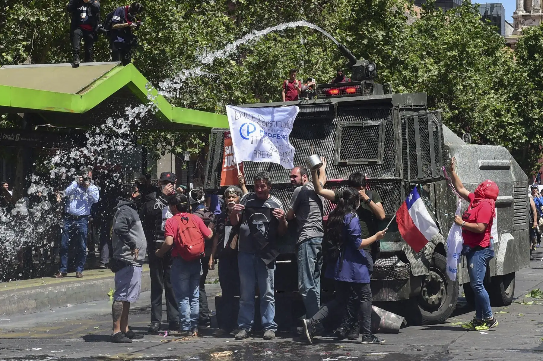 Manifestantes se enfrentan con la policía durante el sexto día de protestas contra el Gobierno en el centro de Santiago (Chile). Foto: EFE