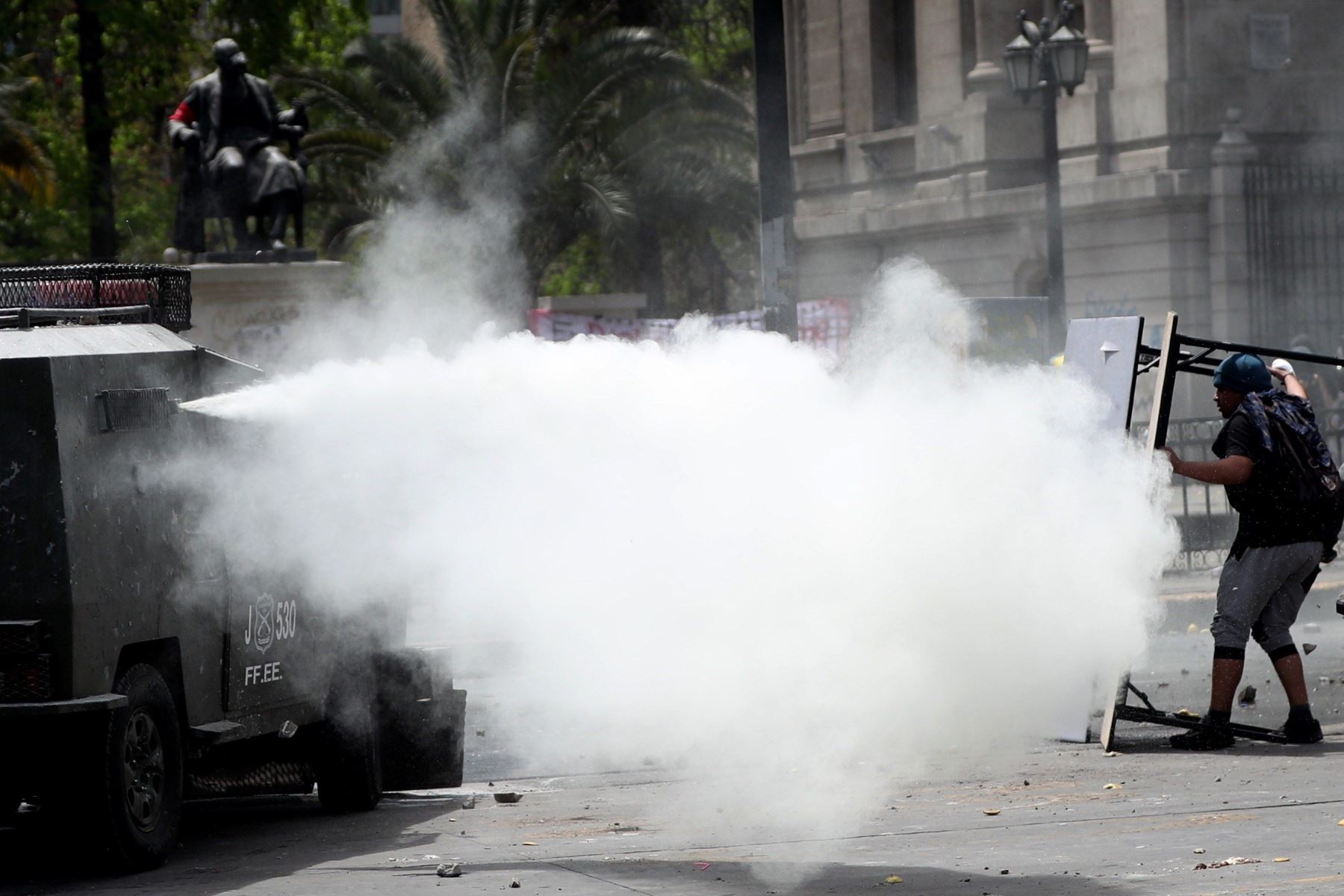 Manifestantes se enfrentan con la policía durante el sexto día de protestas contra el Gobierno en el centro de Santiago (Chile). Foto: EFE