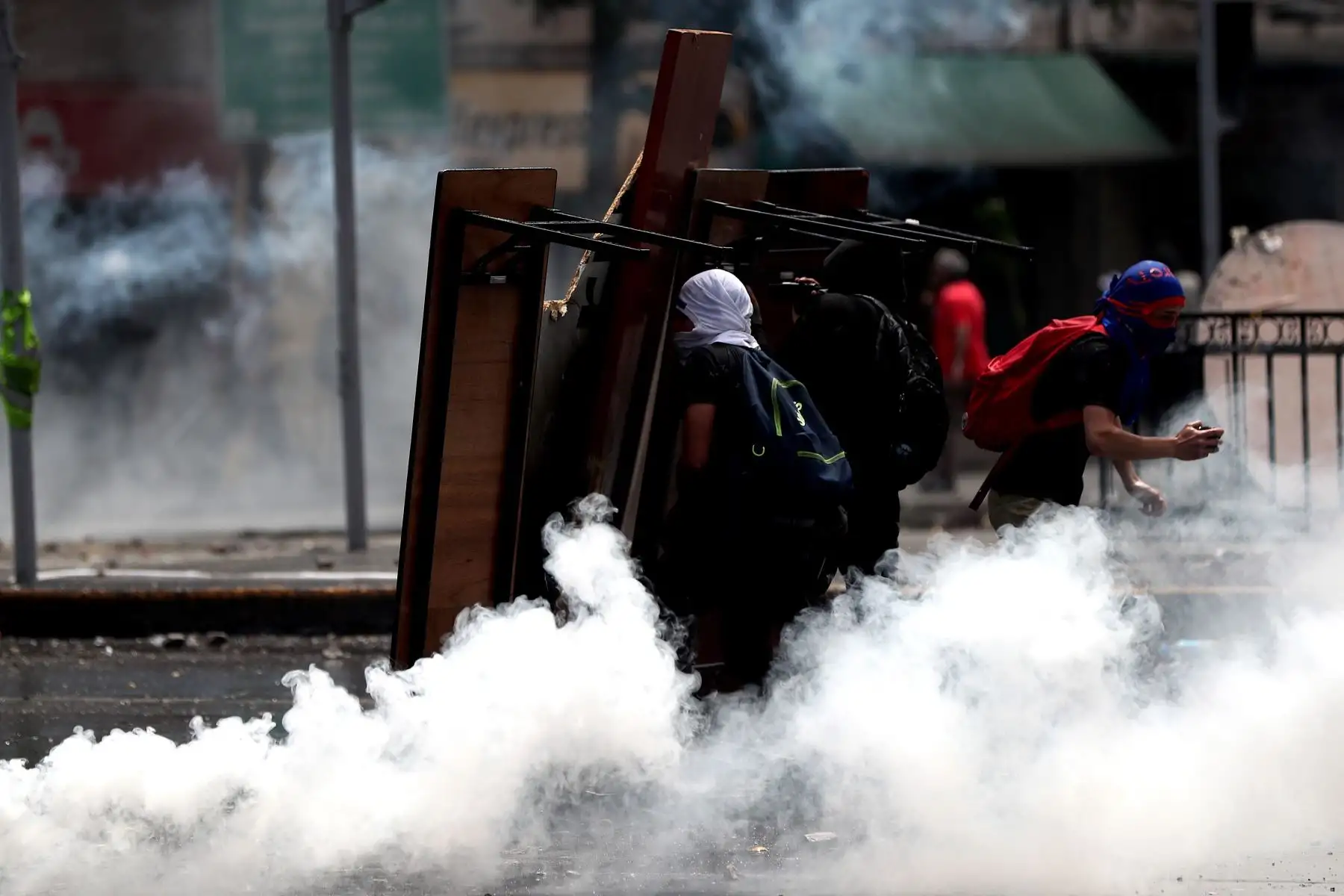 Manifestantes se enfrentan con la policía durante el sexto día de protestas contra el Gobierno en el centro de Santiago (Chile). Foto: EFE