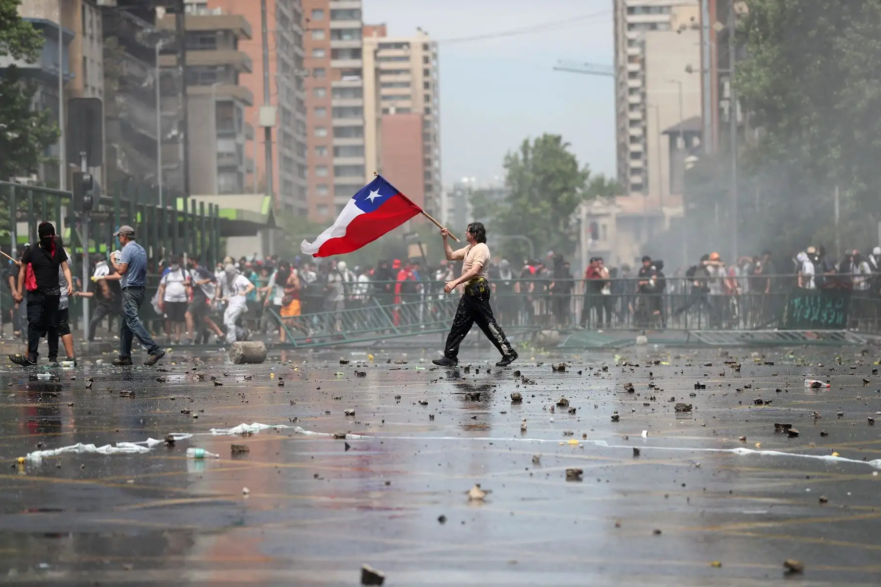 Manifestantes se enfrentan con la policía durante el sexto día de protestas contra el Gobierno en el centro de Santiago (Chile). Foto: EFE