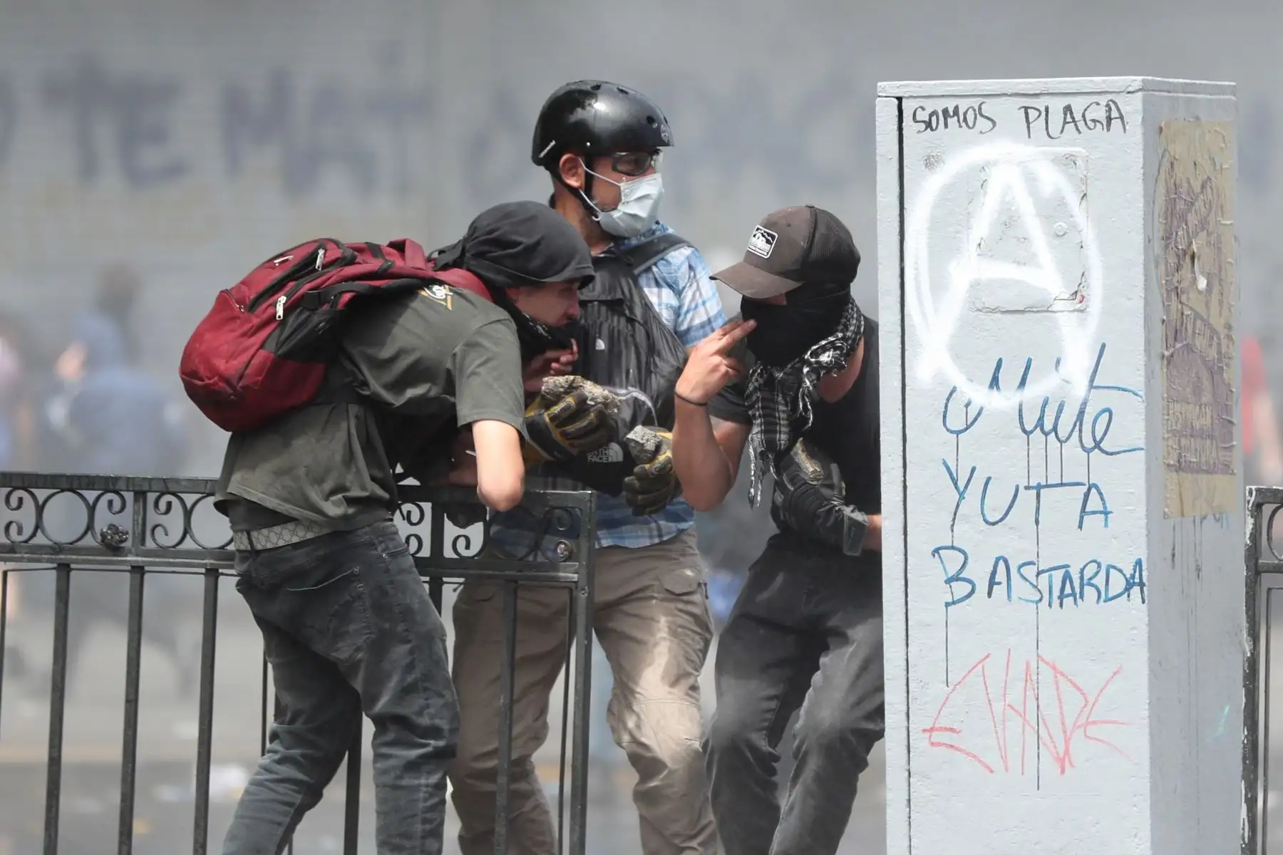 Manifestantes se enfrentan con la policía durante el sexto día de protestas contra el Gobierno en el centro de Santiago (Chile). Foto: EFE