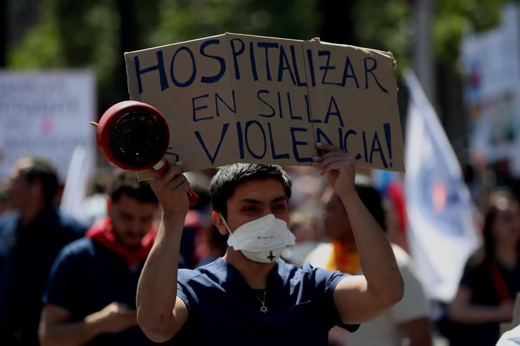 Manifestantes protestan contra el Gobierno por sexto día consecutivo en el centro de Santiago (Chile). Foto: EFE