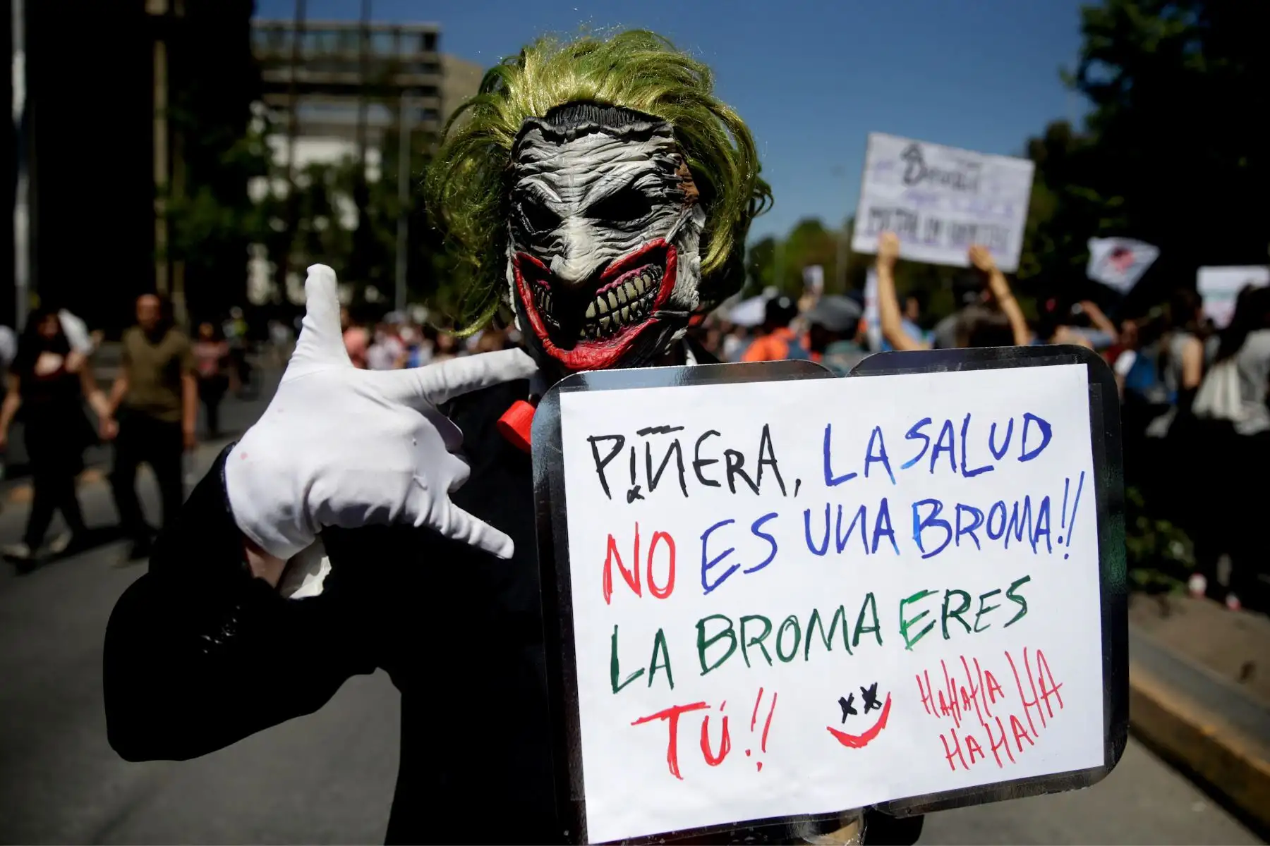 Manifestantes protestan contra el Gobierno por sexto día consecutivo en el centro de Santiago (Chile). Foto: EFE