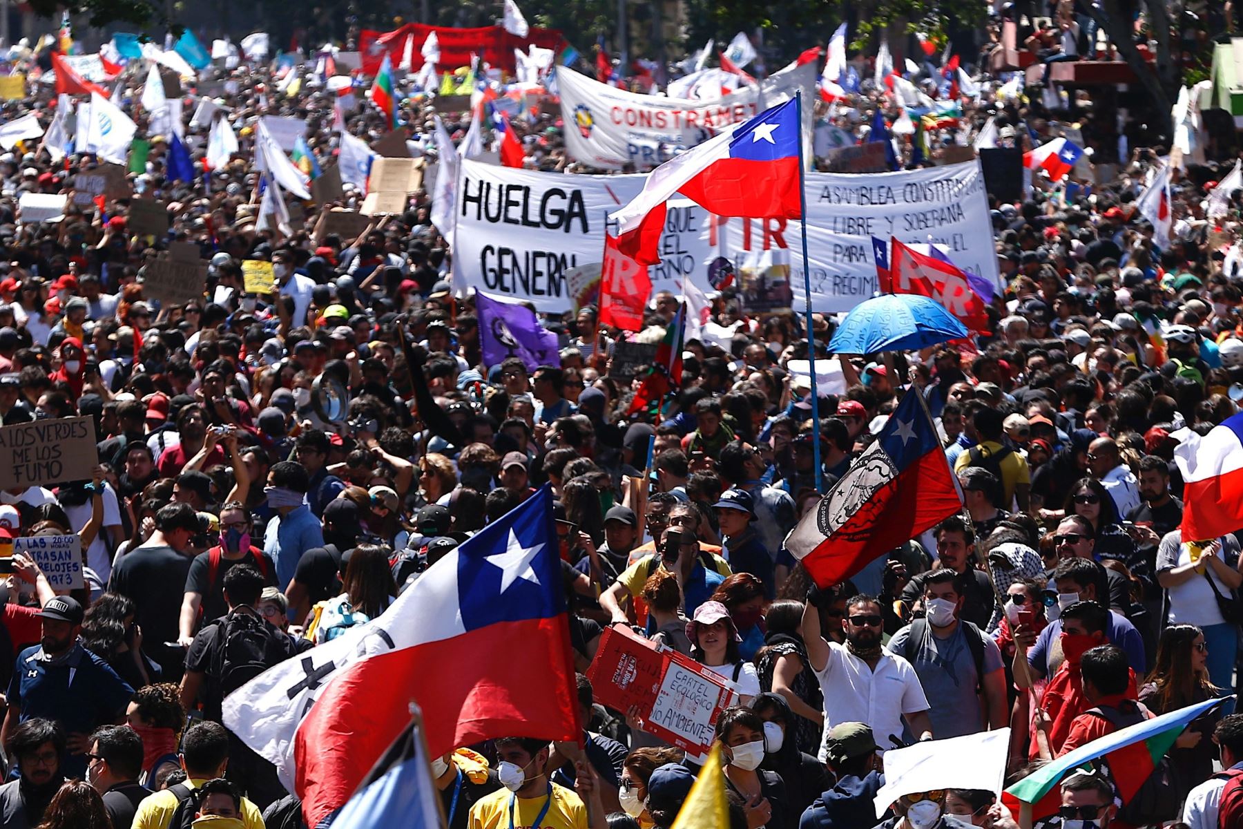 Manifestantes protestan contra el Gobierno por sexto día consecutivo en el centro de Santiago (Chile). Foto: EFE