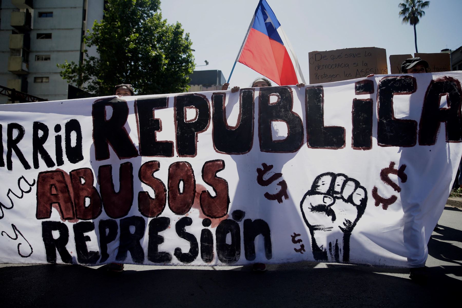 Manifestantes protestan contra el Gobierno por sexto día consecutivo en el centro de Santiago (Chile). Foto: EFE