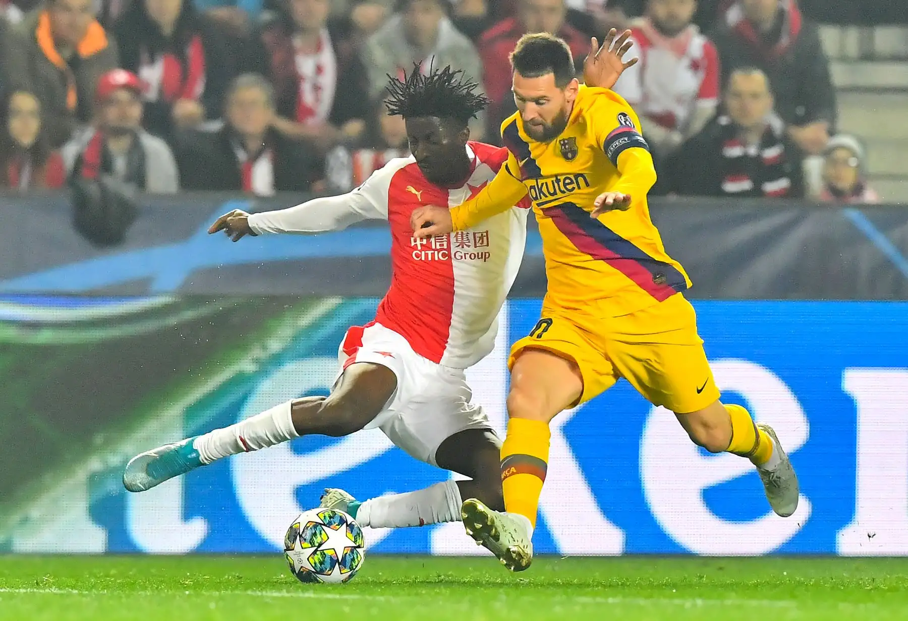 El delantero nigeriano de Slavia, Peter Olayinka (L) y el delantero argentino de Barcelona, ​​Lionel Messi, compiten por el balón durante el partido de fútbol de la UEFA Champions League entre el SK Slavia de Praga y el FC Barcelona en Praga, República Checa AFP.Foto: AFP