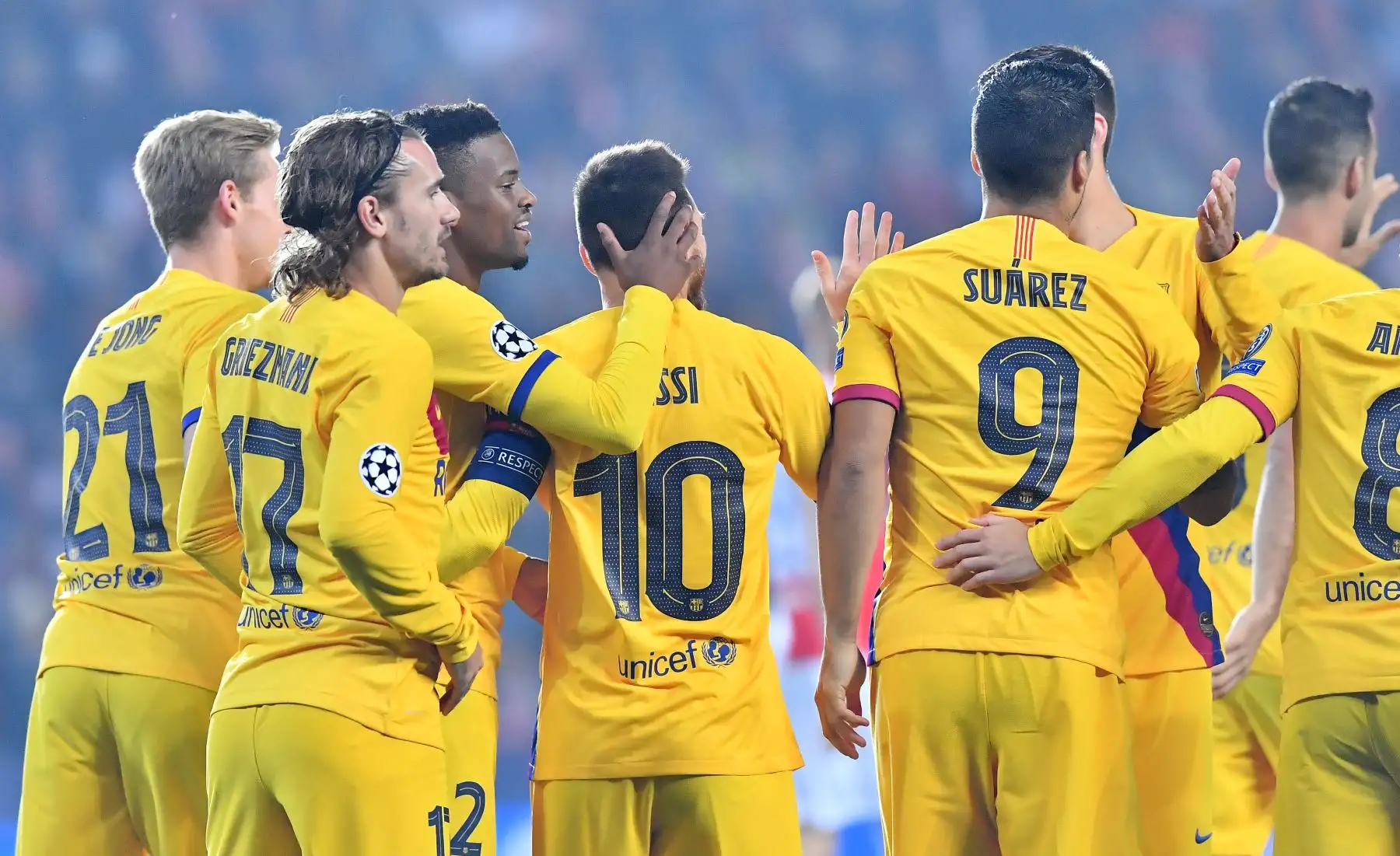 Los jugadores del Barcelona celebran después de que el delantero argentino del Barcelona, ​​Lionel Messi (C) anotara el 0-1 durante el partido de fútbol de la UEFA Champions League entre el SK Slavia de Praga y el FC Barcelona en Praga, República Checa.Foto:AFP