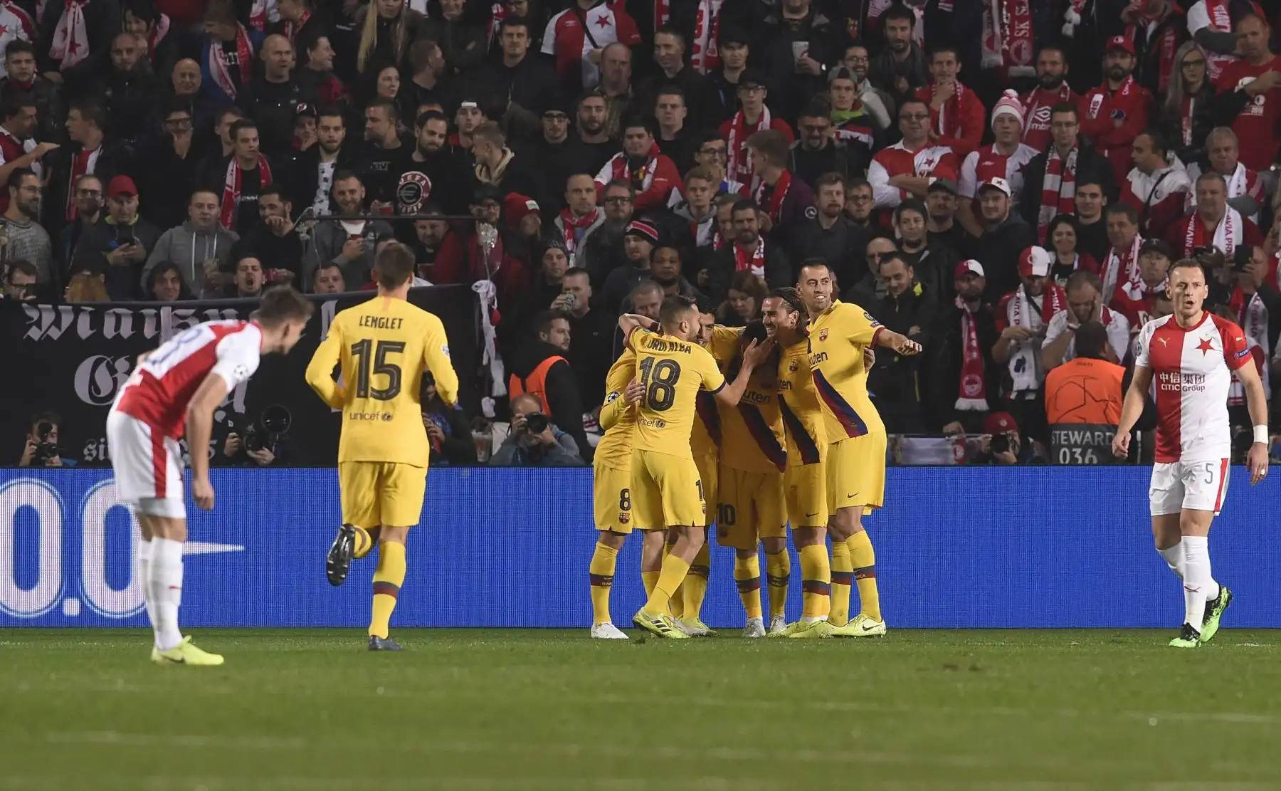 Los jugadores del Barcelona celebran después de anotar el 0-1 durante el partido de fútbol de la UEFA Champions League entre el SK Slavia de Praga y el FC Barcelona en el estadio Sinobo en Praga, República Checa.Foto:AFP