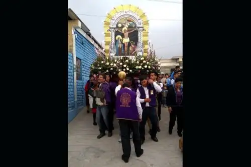 El Señor de los Milagros saldrá en procesión este sábado 26 de octubre en el distrito trujillano de La Esperanza para derramar sus bendiciones. Foto: ANDINA/Luis Puell