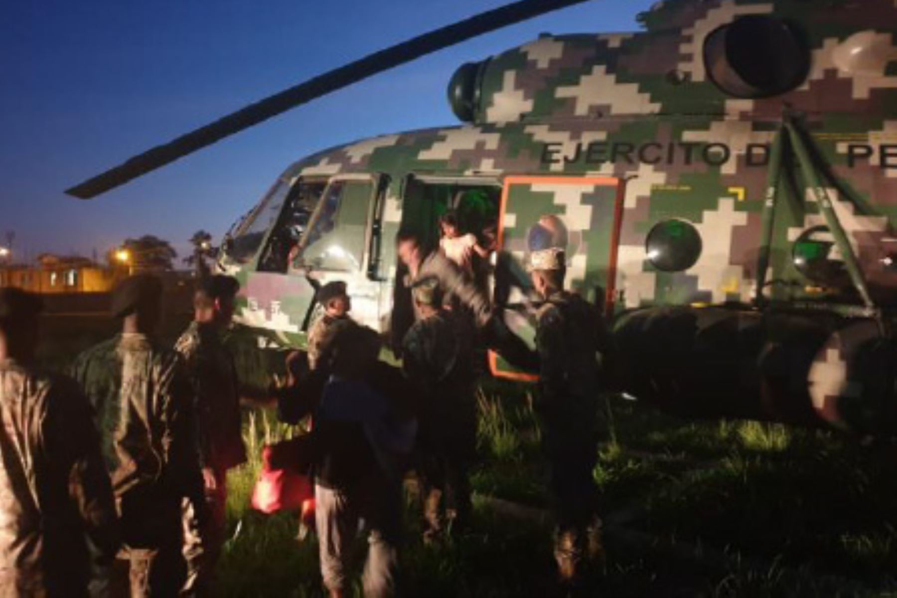 En un helicóptero de la Aviación Aérea del Ejército del Perú se evacuaron a 22 niños, 12 mujeres y un herido de flecha por indígenas en aislamiento en la comunidad Monte Salvado, región Madre de Dios.