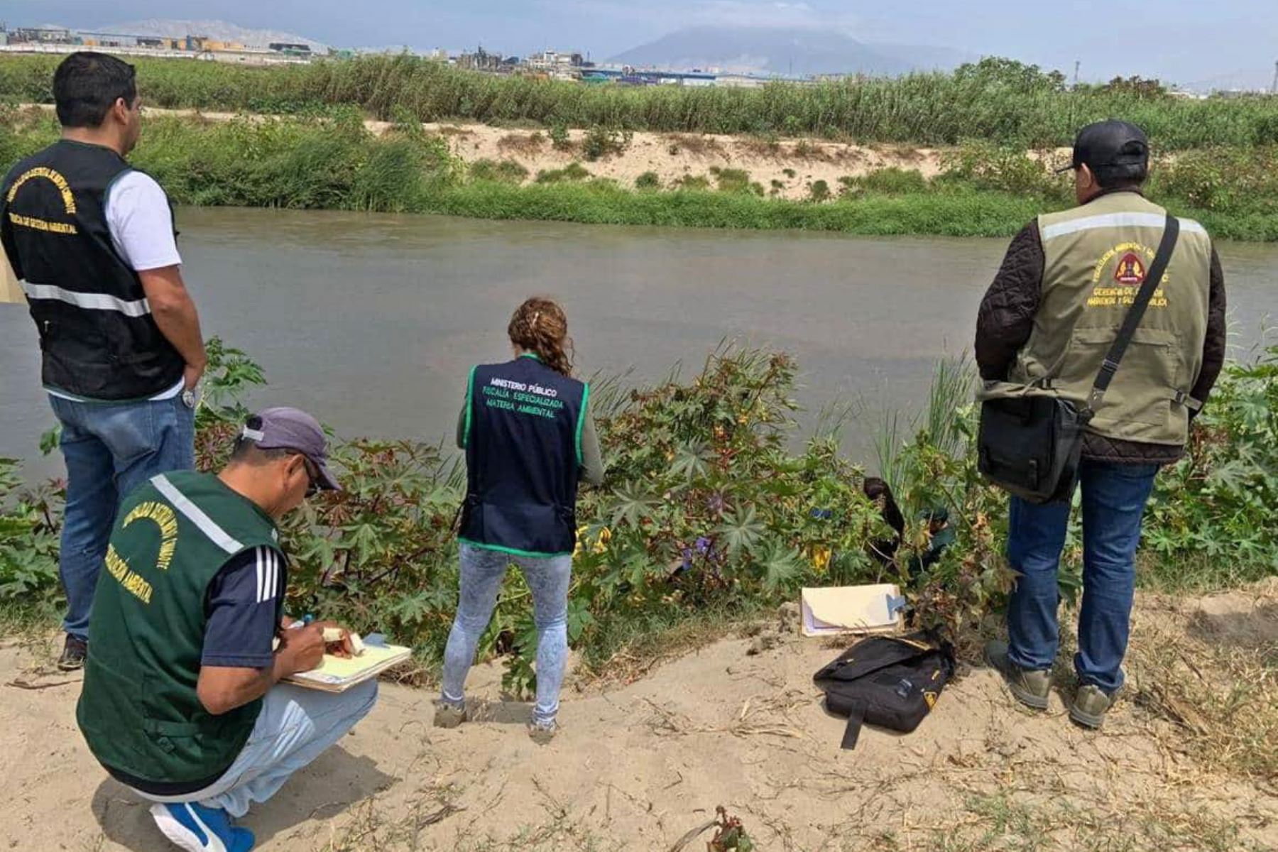 Autoridades clausuran tuberías clandestinas que arrojaban aguas residuales al río Lacramarca, provincia del Santa, en Áncash.