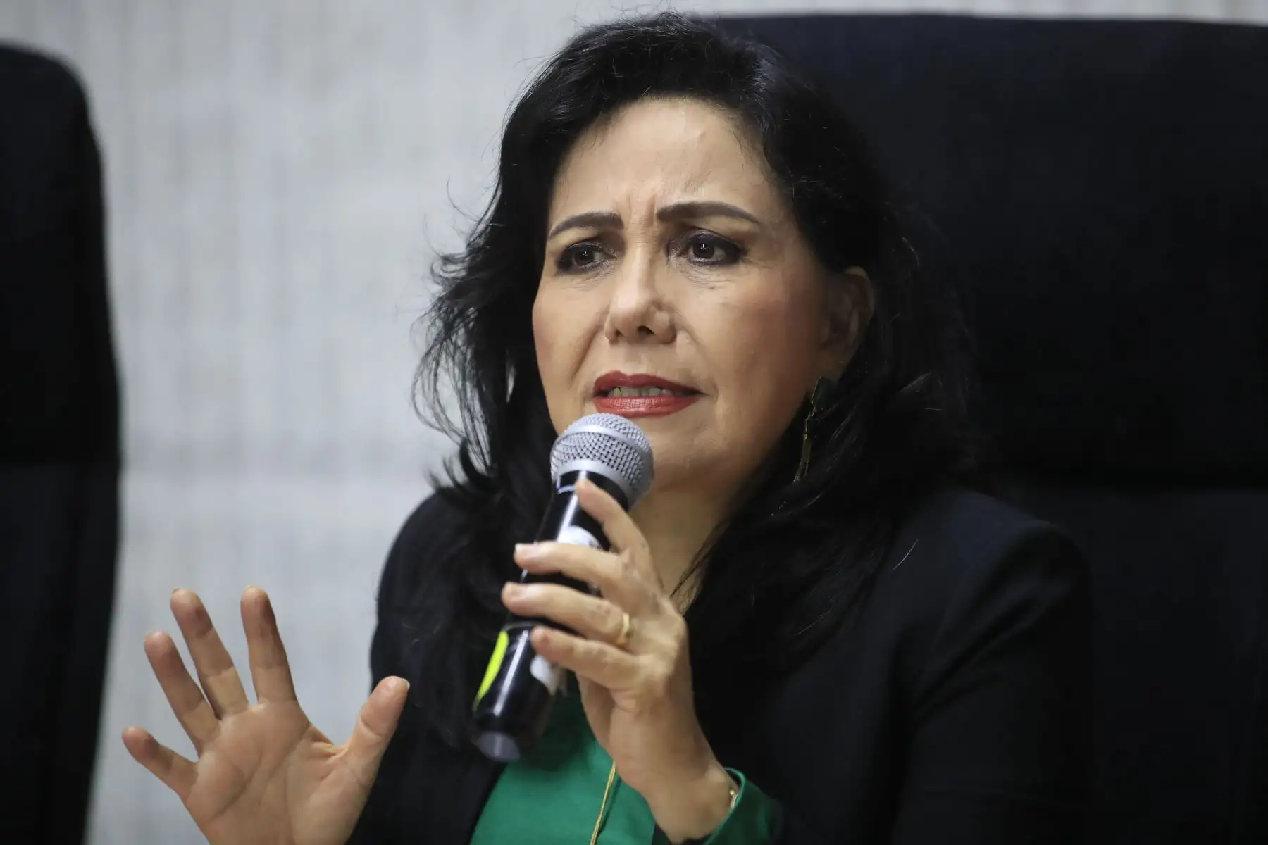 La ministra de la Mujer, Gloria Montenegro firmó un acta de compromiso para la implementación de la estrategia Ponte en #ModoNiñez con el presidente de la Asociación de Municipalidades del Perú, Álvaro Paz de la Barra.

Foto: ANDINA / Juan Carlos Guzmán Negrini.