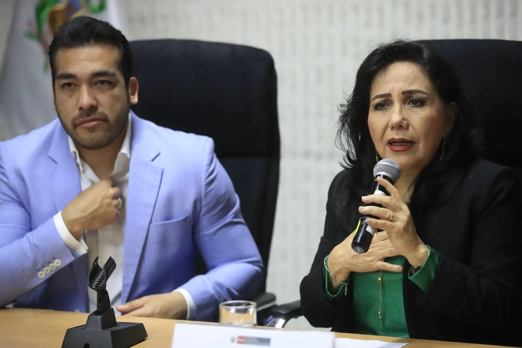 La ministra de la Mujer, Gloria Montenegro firmó un acta de compromiso para la implementación de la estrategia Ponte en #ModoNiñez con el presidente de la Asociación de Municipalidades del Perú, Álvaro Paz de la Barra.

Foto: ANDINA / Juan Carlos Guzmán Negrini.