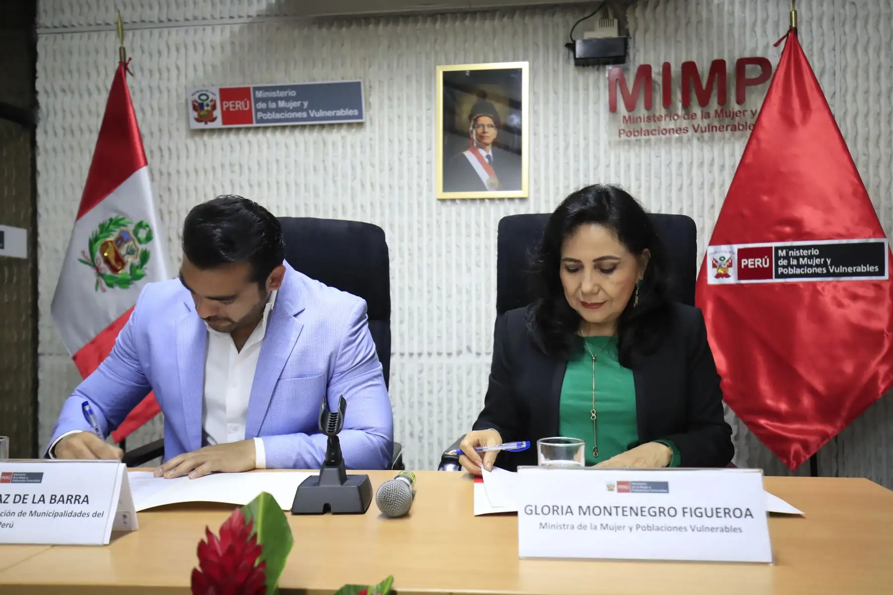 La ministra de la Mujer, Gloria Montenegro firmó un acta de compromiso para la implementación de la estrategia Ponte en #ModoNiñez con el presidente de la Asociación de Municipalidades del Perú, Álvaro Paz de la Barra.

Foto: ANDINA / Juan Carlos Guzmán Negrini.