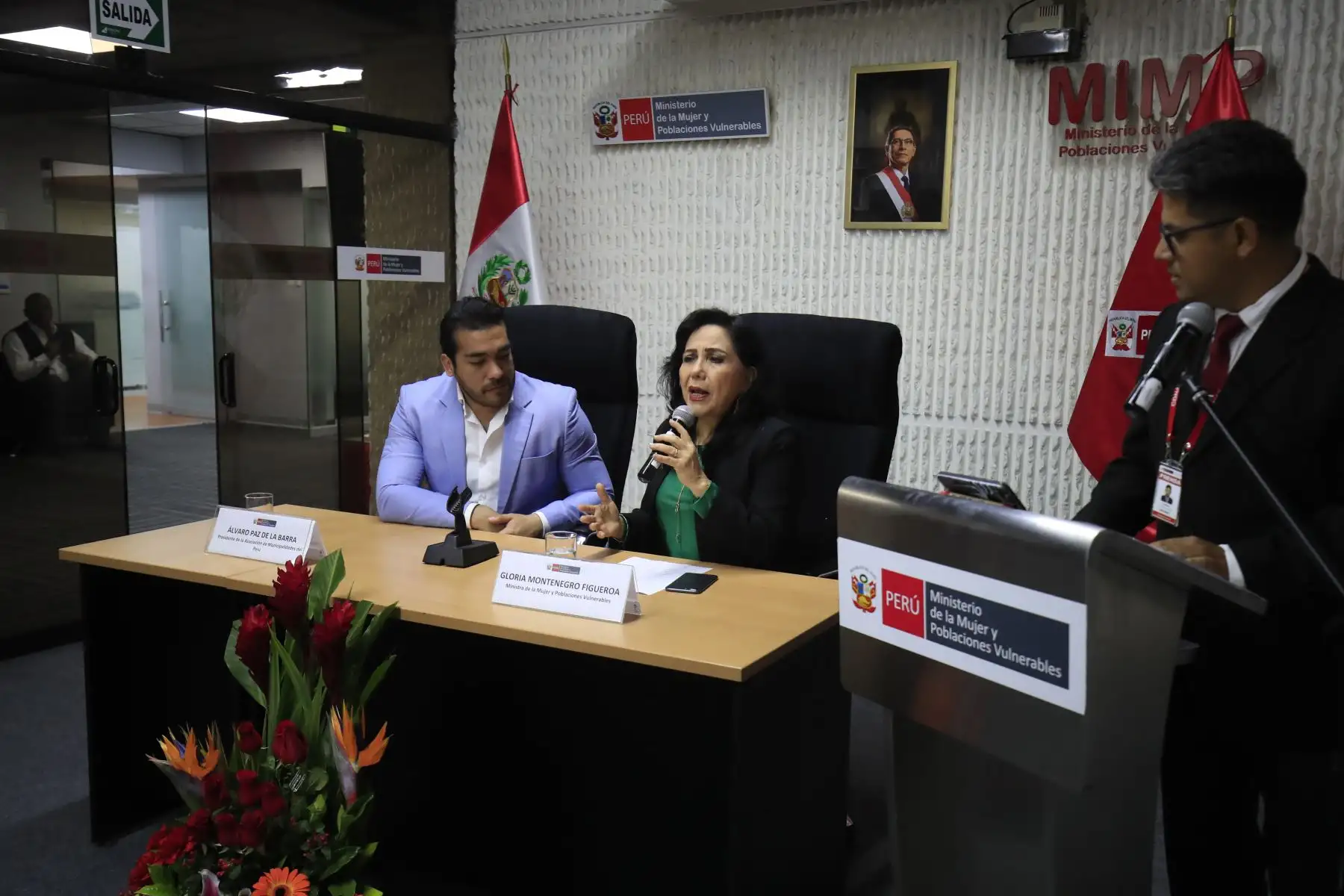 La ministra de la Mujer, Gloria Montenegro firmó un acta de compromiso para la implementación de la estrategia Ponte en #ModoNiñez con el presidente de la Asociación de Municipalidades del Perú, Álvaro Paz de la Barra.

Foto: ANDINA / Juan Carlos Guzmán Negrini.