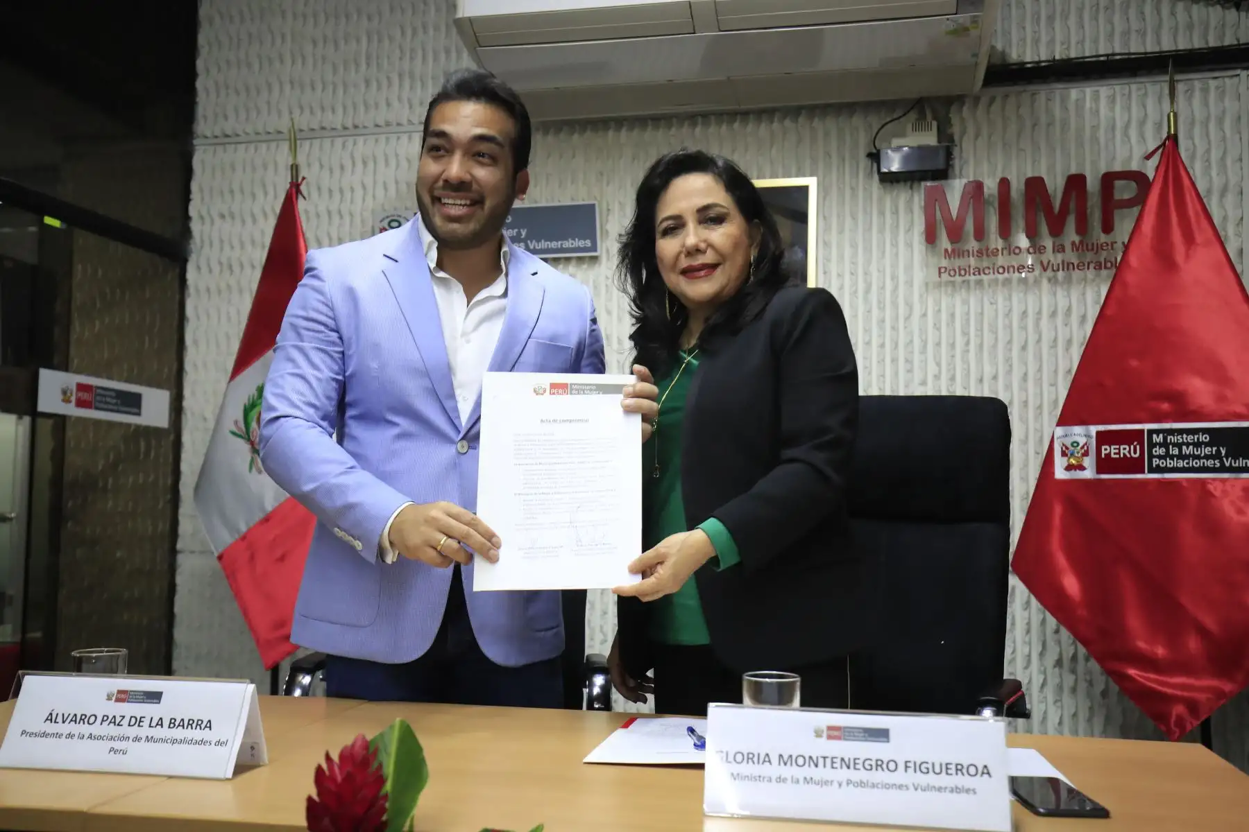 La ministra de la Mujer, Gloria Montenegro firmó un acta de compromiso para la implementación de la estrategia Ponte en #ModoNiñez con el presidente de la Asociación de Municipalidades del Perú, Álvaro Paz de la Barra.

Foto: ANDINA / Juan Carlos Guzmán Negrini.