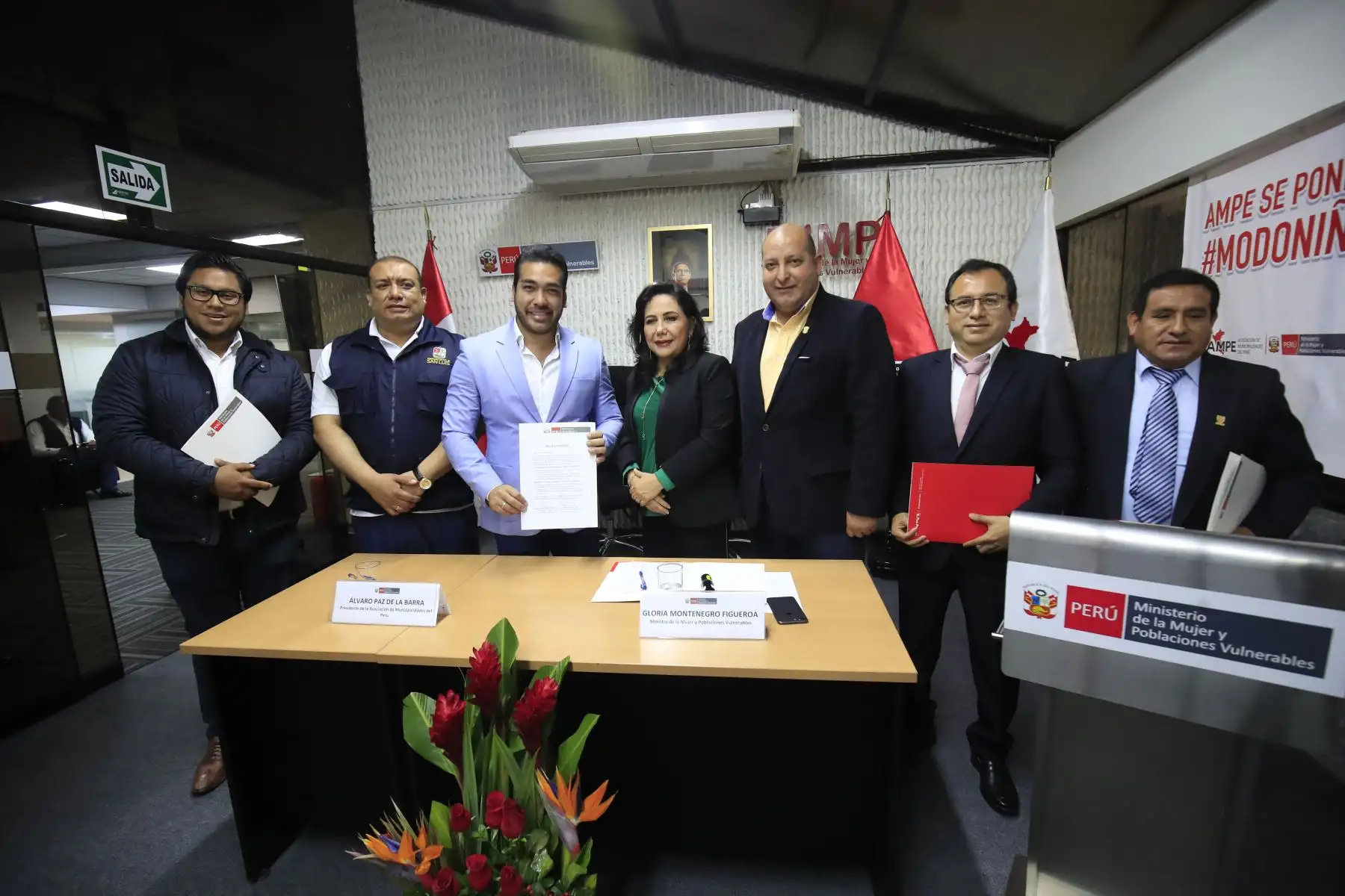 La ministra de la Mujer, Gloria Montenegro firmó un acta de compromiso para la implementación de la estrategia Ponte en #ModoNiñez con el presidente de la Asociación de Municipalidades del Perú, Álvaro Paz de la Barra.

Foto: ANDINA / Juan Carlos Guzmán Negrini.