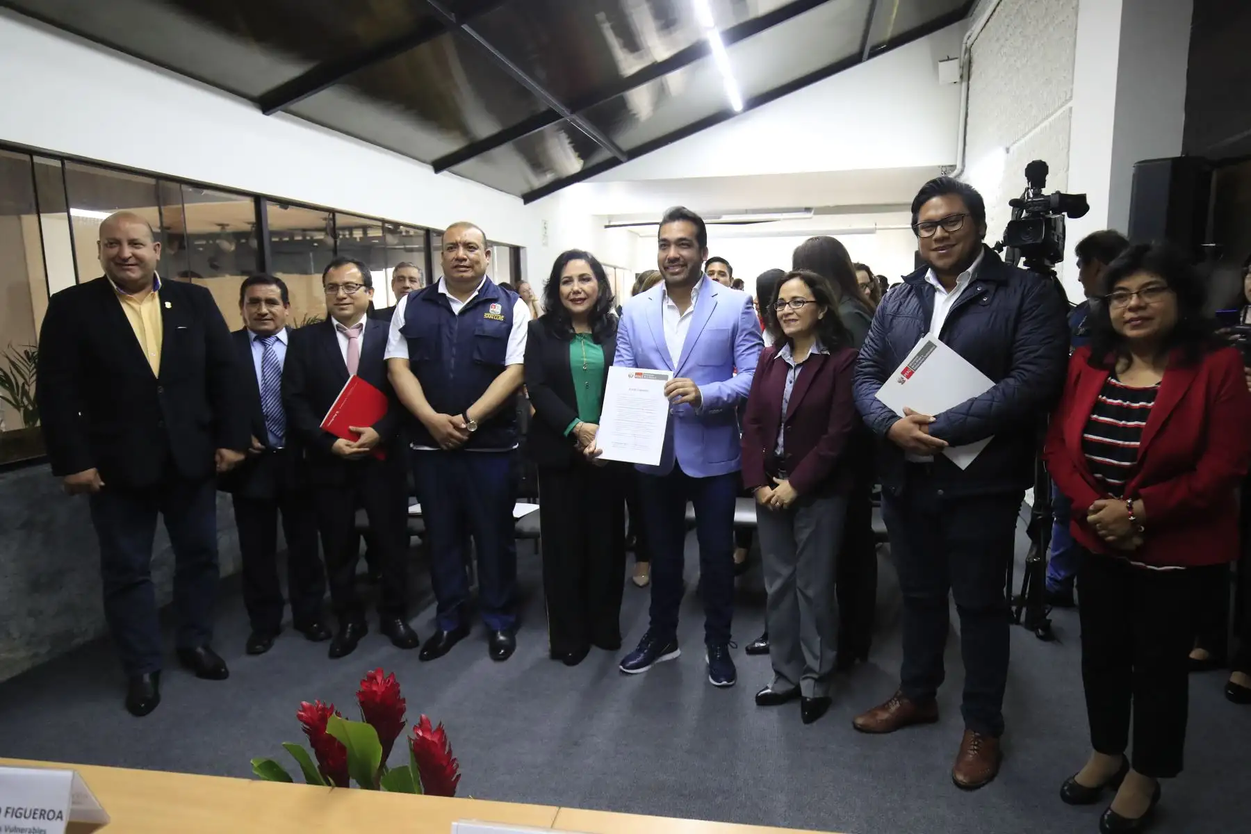 La ministra de la Mujer, Gloria Montenegro firmó un acta de compromiso para la implementación de la estrategia Ponte en #ModoNiñez con el presidente de la Asociación de Municipalidades del Perú, Álvaro Paz de la Barra.

Foto: ANDINA / Juan Carlos Guzmán Negrini.