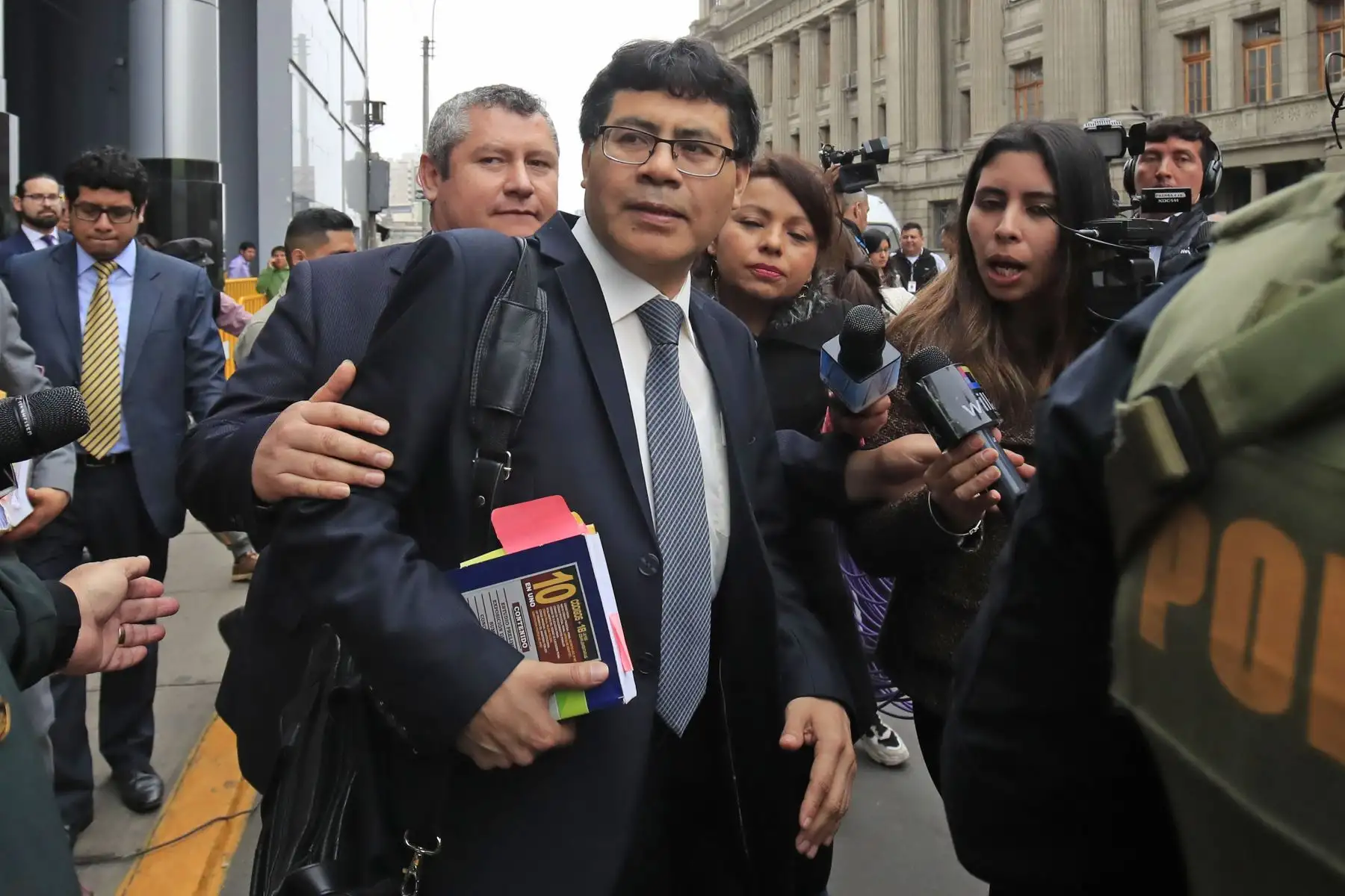 El fiscal del Equipo Especial Lava Jato, Germán Juárez Atoche, a su salida del Tercer Juzgado de Investigación Preparatoria Nacional Permanente Especializado en Delitos de Corrupción de Funcionarios reprogramó la audiencia de requerimiento de prisión preventiva por 36 meses contra 16 árbitros investigados por un supuesto favorecimiento a la empresa brasileña Odebrecht. Foto: ANDINA/ Juan Carlos Guzman
