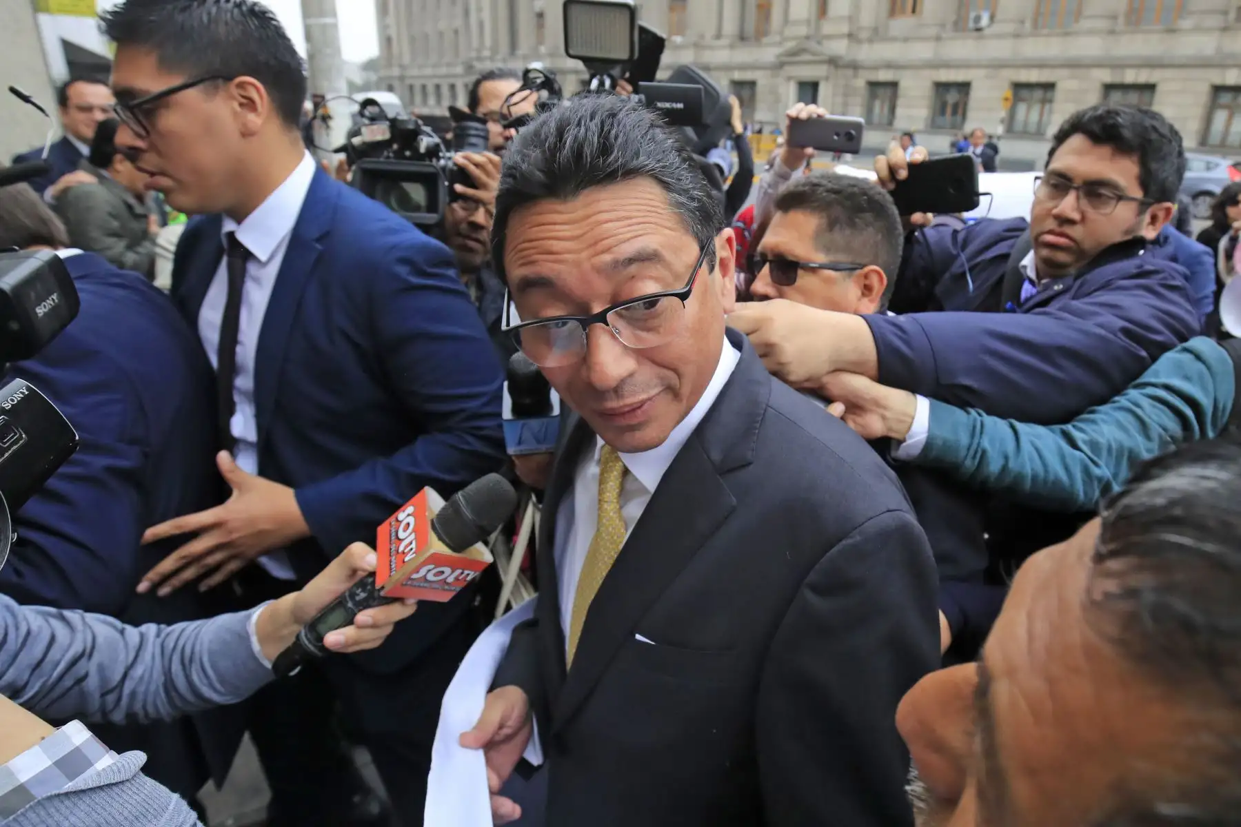 Humberto Abanto a su salida del  a su salida del Tercer Juzgado de Investigación Preparatoria Nacional Permanente Especializado en Delitos de Corrupción de Funcionarios.  Foto: ANDINA/ Juan Carlos Guzman