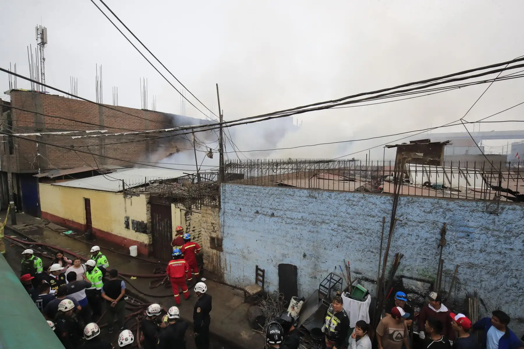 Incendio controlado por los bomberos en jirón Antonio Raymondi con Alto de la Alianza, La Victoria.     

Foto: ANDINA/Juan Carlos Guzmán Negrini.