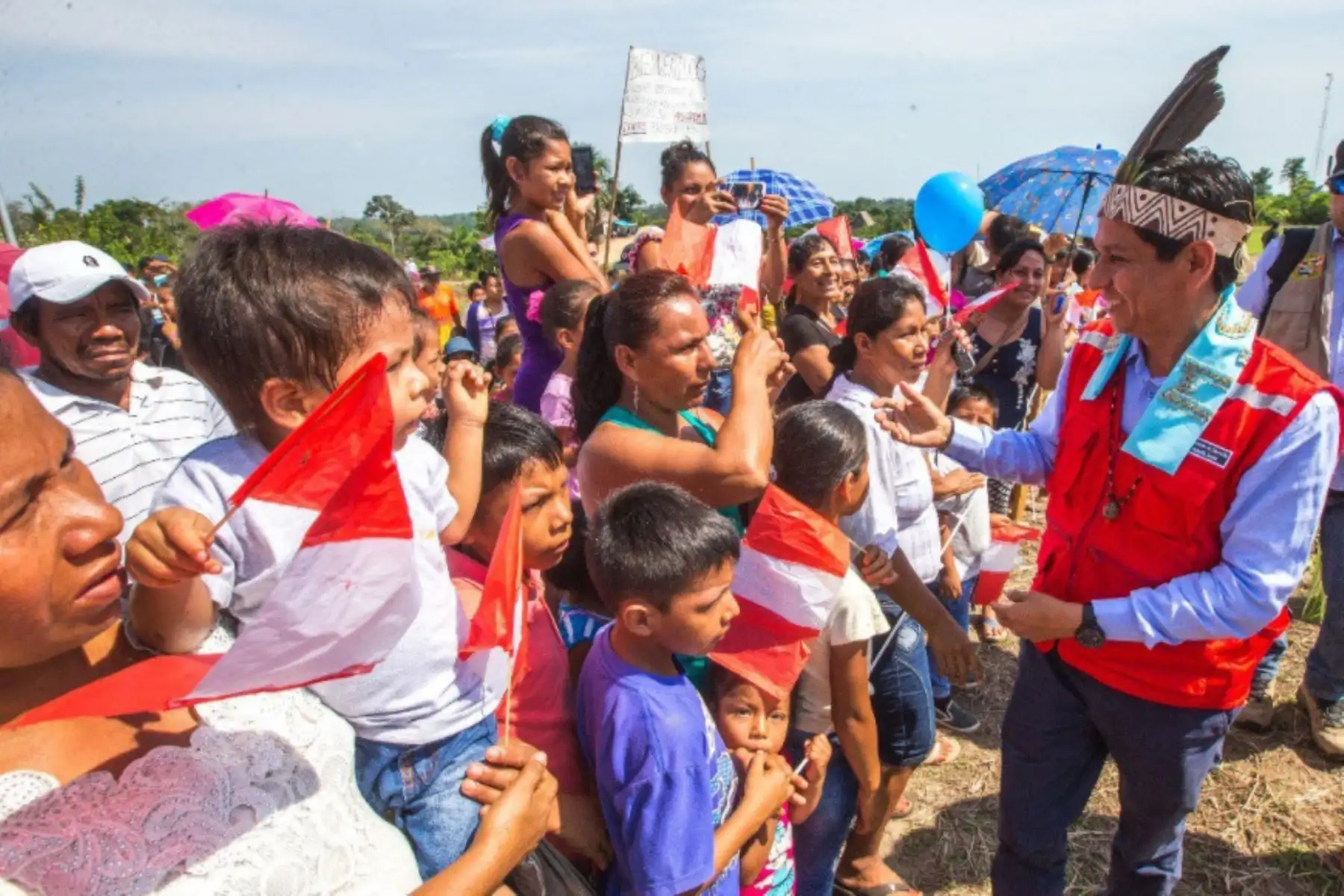 Ministro de Desarrollo e Inclusión Social, Jorge Meléndez, visitó la comunidad indígena 12 de Octubre, ubicada en el distrito de Tigre, provincia de Loreto, cercana a la frontera con Ecuador. Allí supervisó los servicios de la campaña productiva de la Plataforma Itinerante de Acción Social (PIAS) aérea.