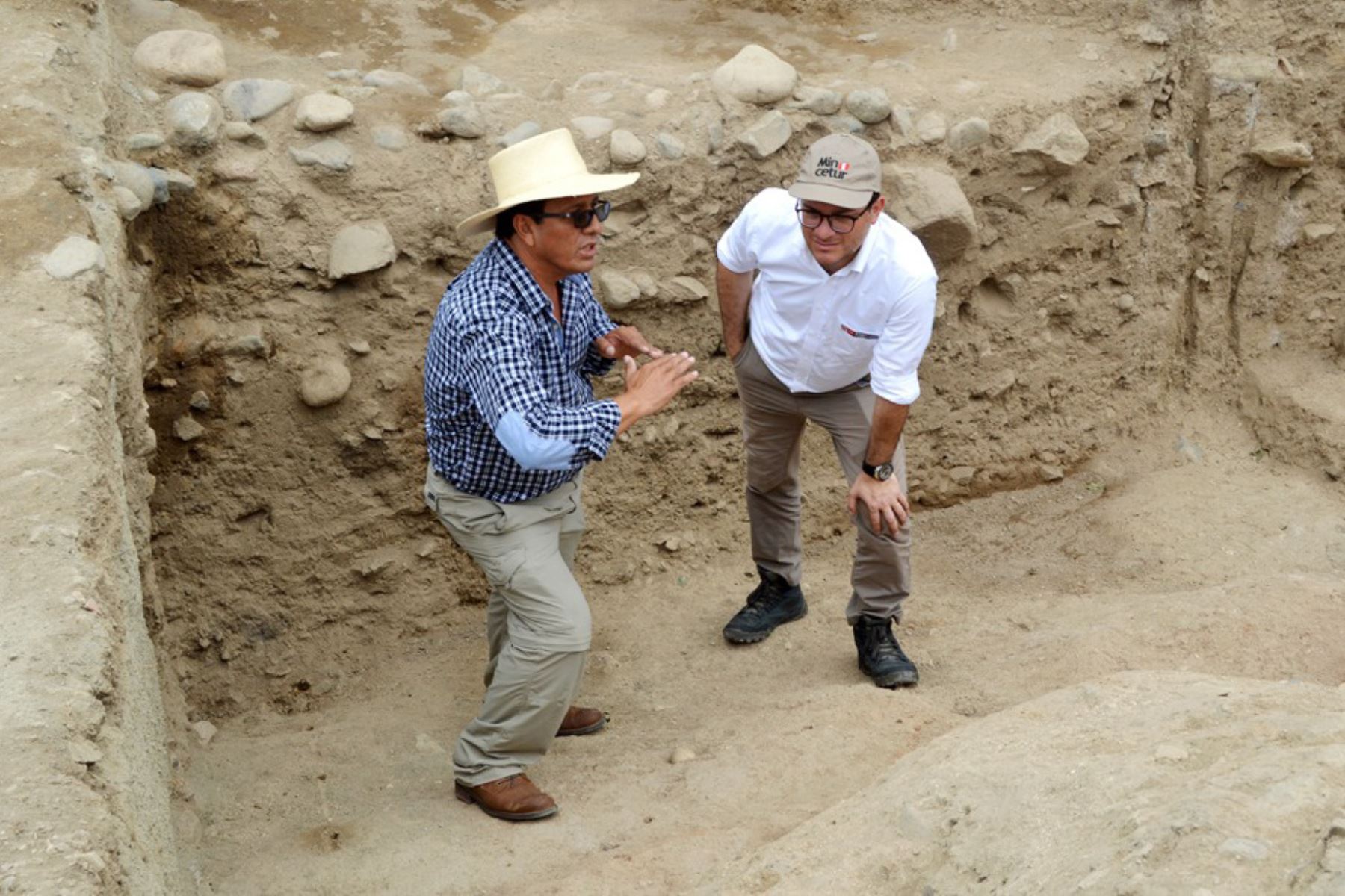 El arqueólogo Quirino Olivera acompañó al ministro de Comercio Exterior y Turismo, Edgar Vásquez, en la visita al templo Montegrande, en la región Cajamarca.