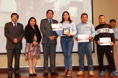 El ministro de Vivienda, Rodolfo Yáñez, fue el encargado de premiar a los trabajadores que ganaron el concurso Albañil del Año.