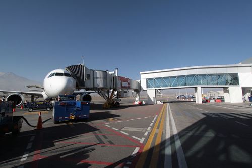 El aeropuerto de Arequipa reanudó hoy sus vuelos internacionales de pasajeros con el arribo de un avión procedente de Chile. ANDINA/Difusión