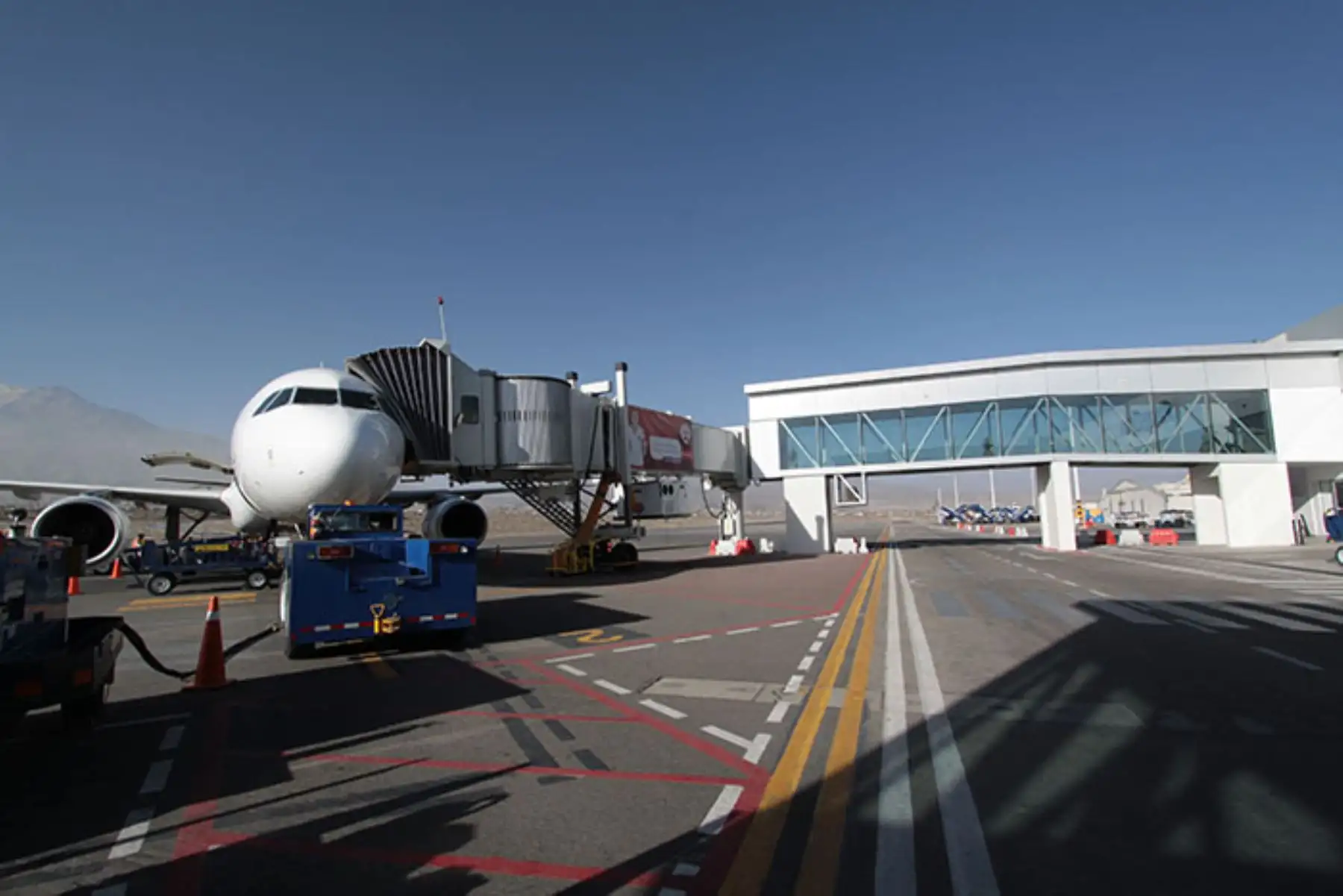 El aeropuerto de Arequipa reanudó hoy sus vuelos internacionales de pasajeros con el arribo de un avión procedente de Chile. ANDINA/Difusión