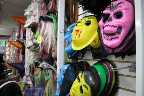 Autoridades incautan máscaras de látex para niños sin registro sanitario que eran vendidos en mercados de Chimbote.