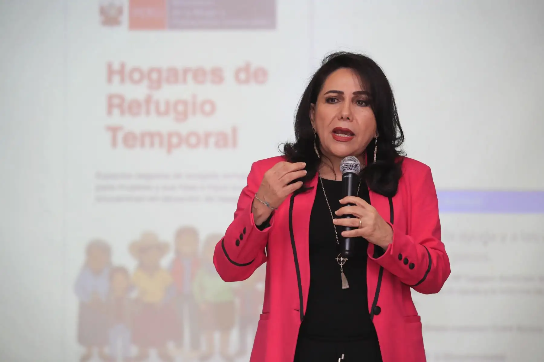 Ministra de la Mujer y Poblaciones Vulnerables, Gloria María Montenegro, presidió la capacitación de especialistas que atienden a víctimas de violencia de género en 15 hogares de Refugio Temporal.

Foto: ANDINA / Juan Carlos Guzmán Negrini