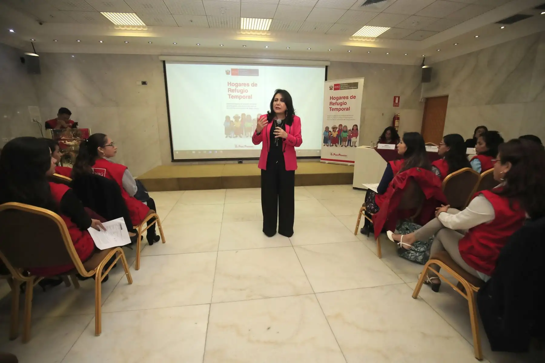 Ministra de la Mujer y Poblaciones Vulnerables, Gloria María Montenegro, presidió la capacitación de especialistas que atienden a víctimas de violencia de género en 15 hogares de Refugio Temporal.

Foto: ANDINA / Juan Carlos Guzmán Negrini