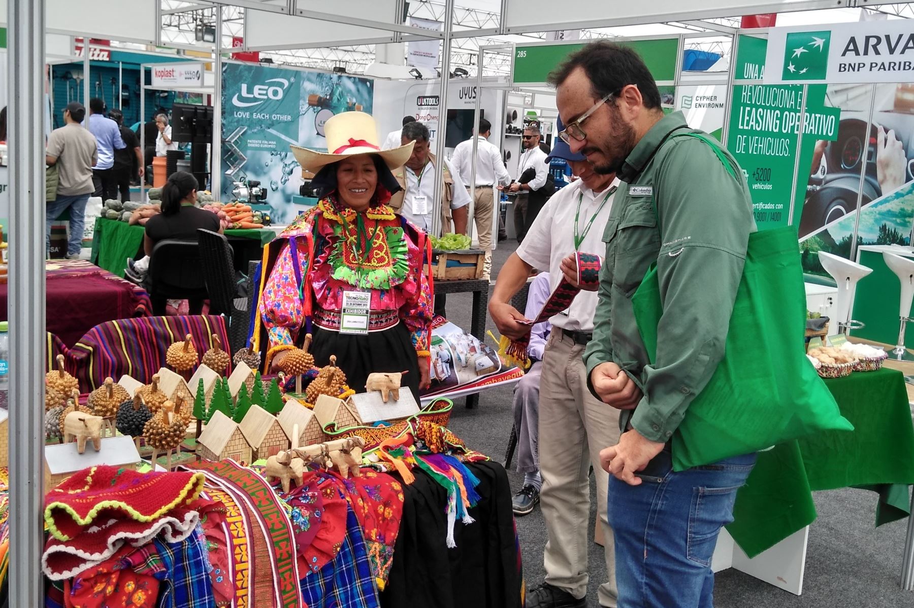 Lambayeque exhibe sus mejores productos y artesanía en feria internacional del agro peruano.