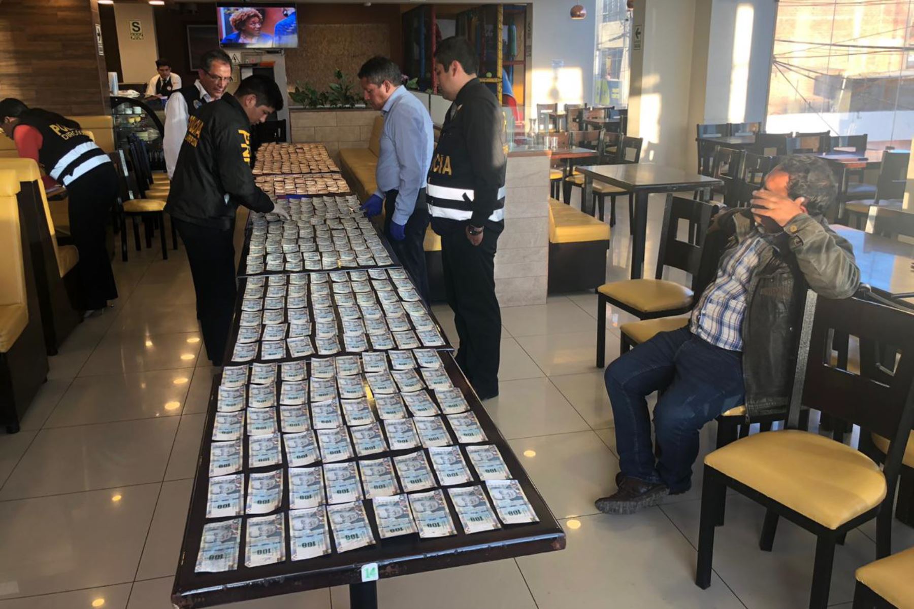 Autoridades anticorrupción detienen a funcionario de la Municipalidad de Acobamba, Huancayo, por cobrar soborno de S/ 30,000. Foto: Pedro Tinoco
